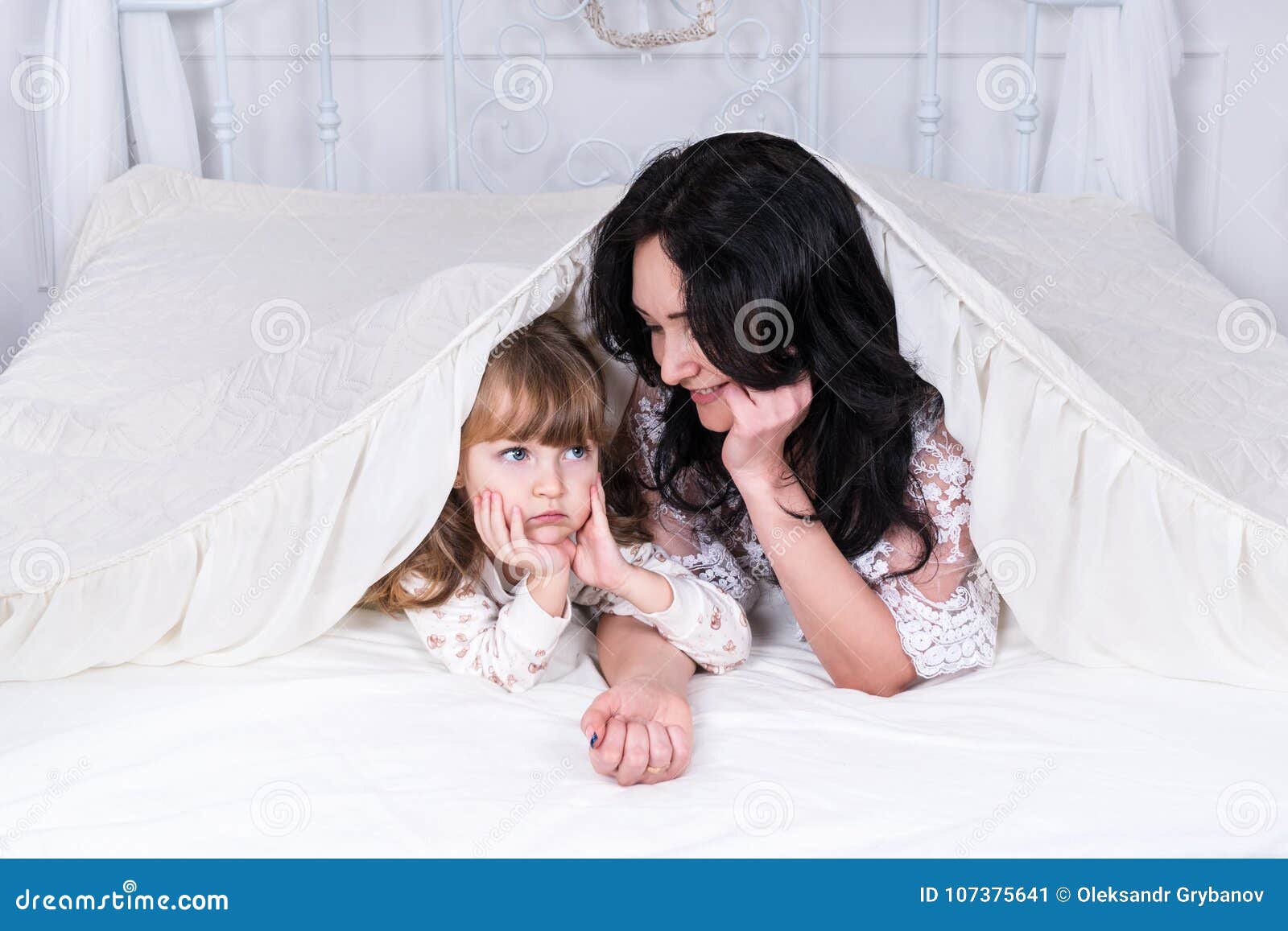 Брат мама одеяло. Мама и дочка под пледом. Дочка и мама под одеялом. Дочка и мама в постели под одеялом. Мама с дочкой под лоскутным одеялом.