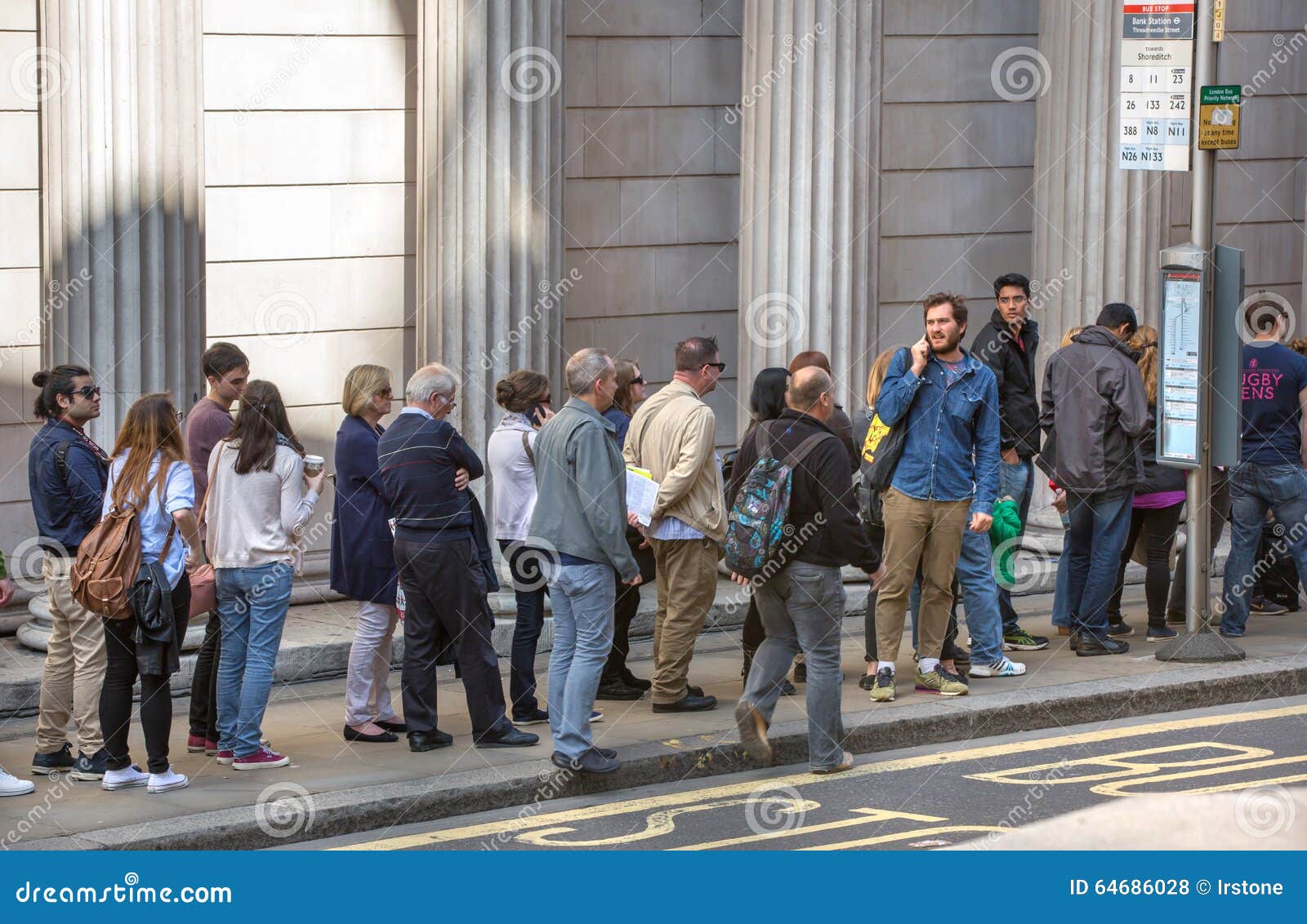 Will be queuing. Long queue. Очередь из клиентов. Лондонский глаз очередь. Человек ждет на улице.