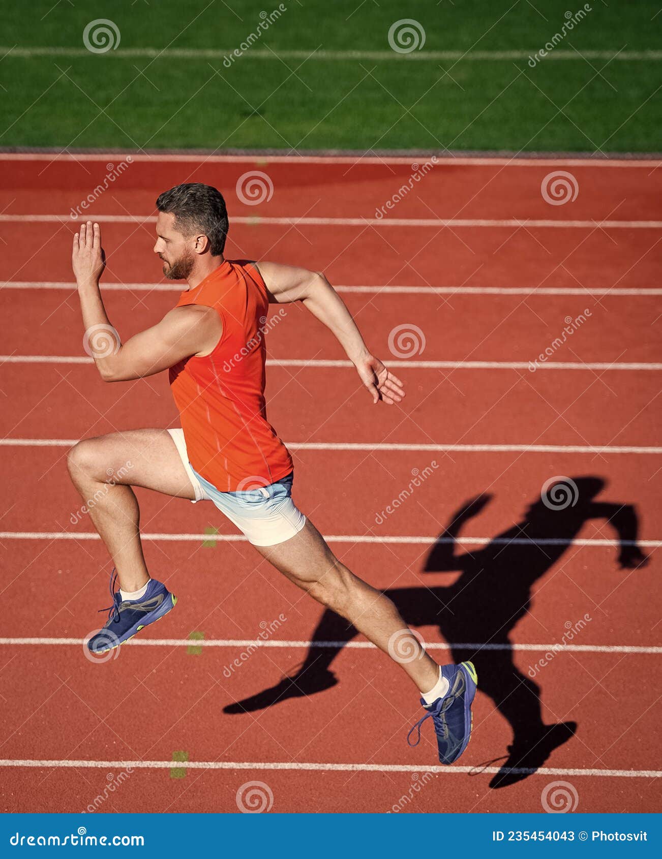 лучший кардио. мускулистый человек в движении. спортсмен соревнуется в спринте. здоровый образ жизни. тренировки Стоковое Изображение - изображение насчитывающей бежать, спорт: 235454043