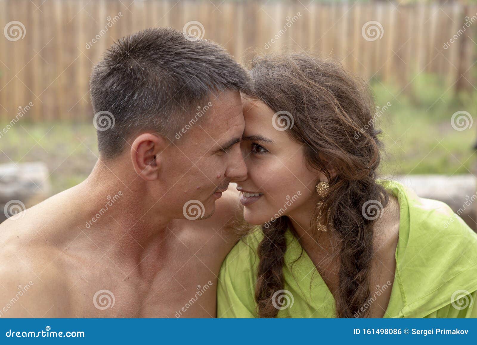 Парень И Девушка Целуются Фото