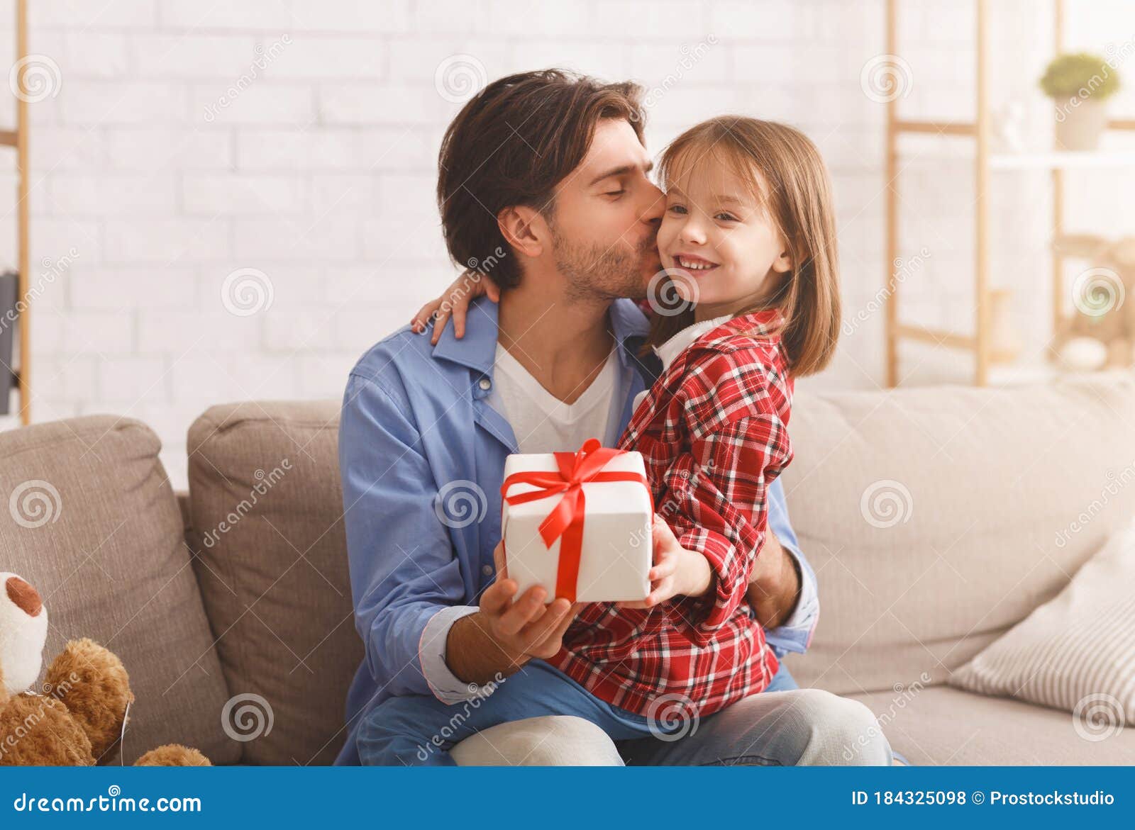 папа и дочки в игрушечном домике. с днем отца. подарок " папе". мама и папа дарят подарок ребенку. папа дарит дочке куклу.