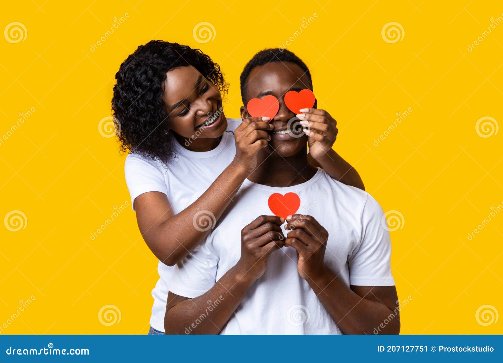 Люблю чернокожих. Муж и жена каверы. Девка сидит на деване око неё негры. Afro man hug behind bbc.