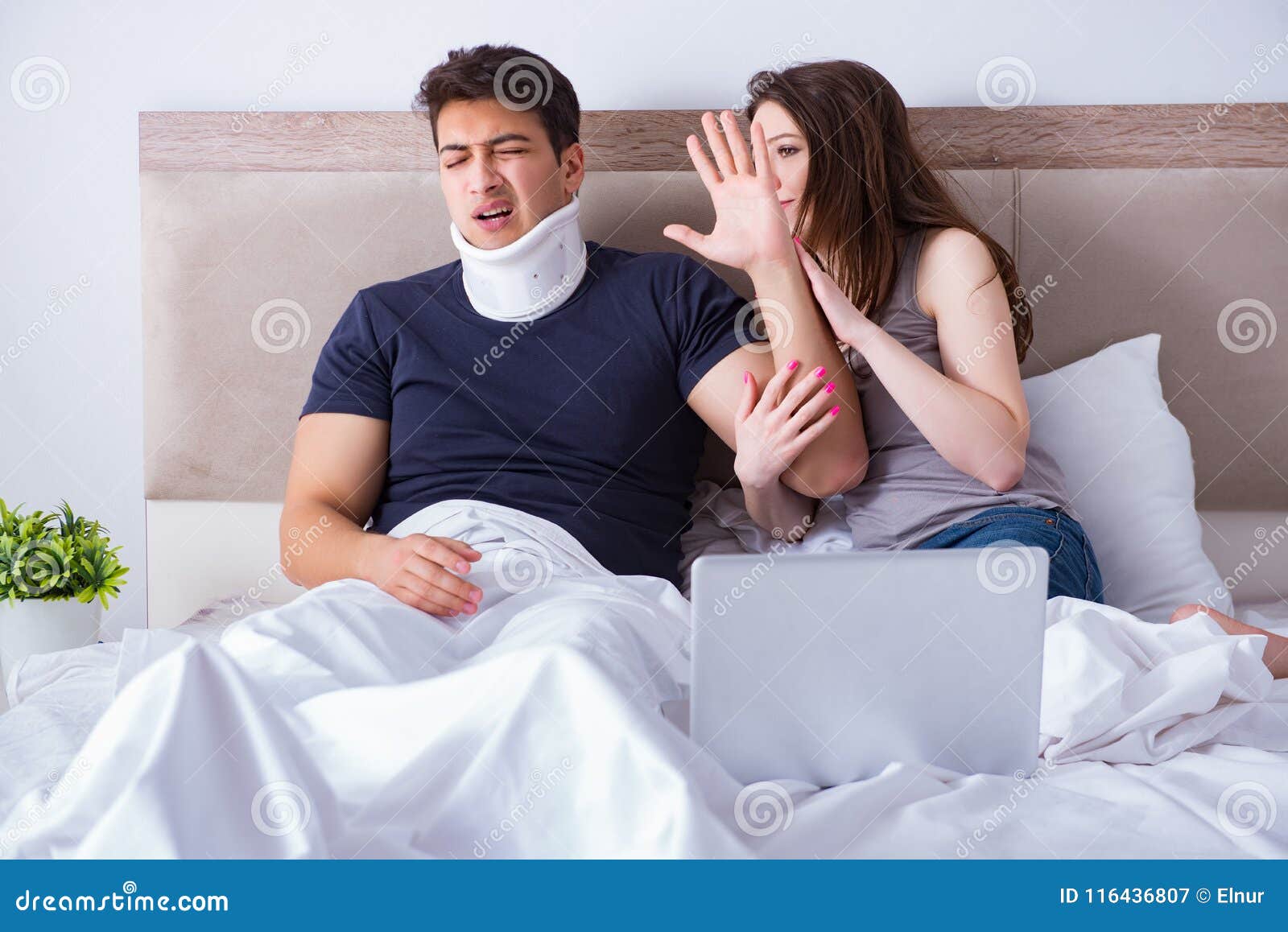 Муж в белье жены видео. Фото свадьбы муж раненый.