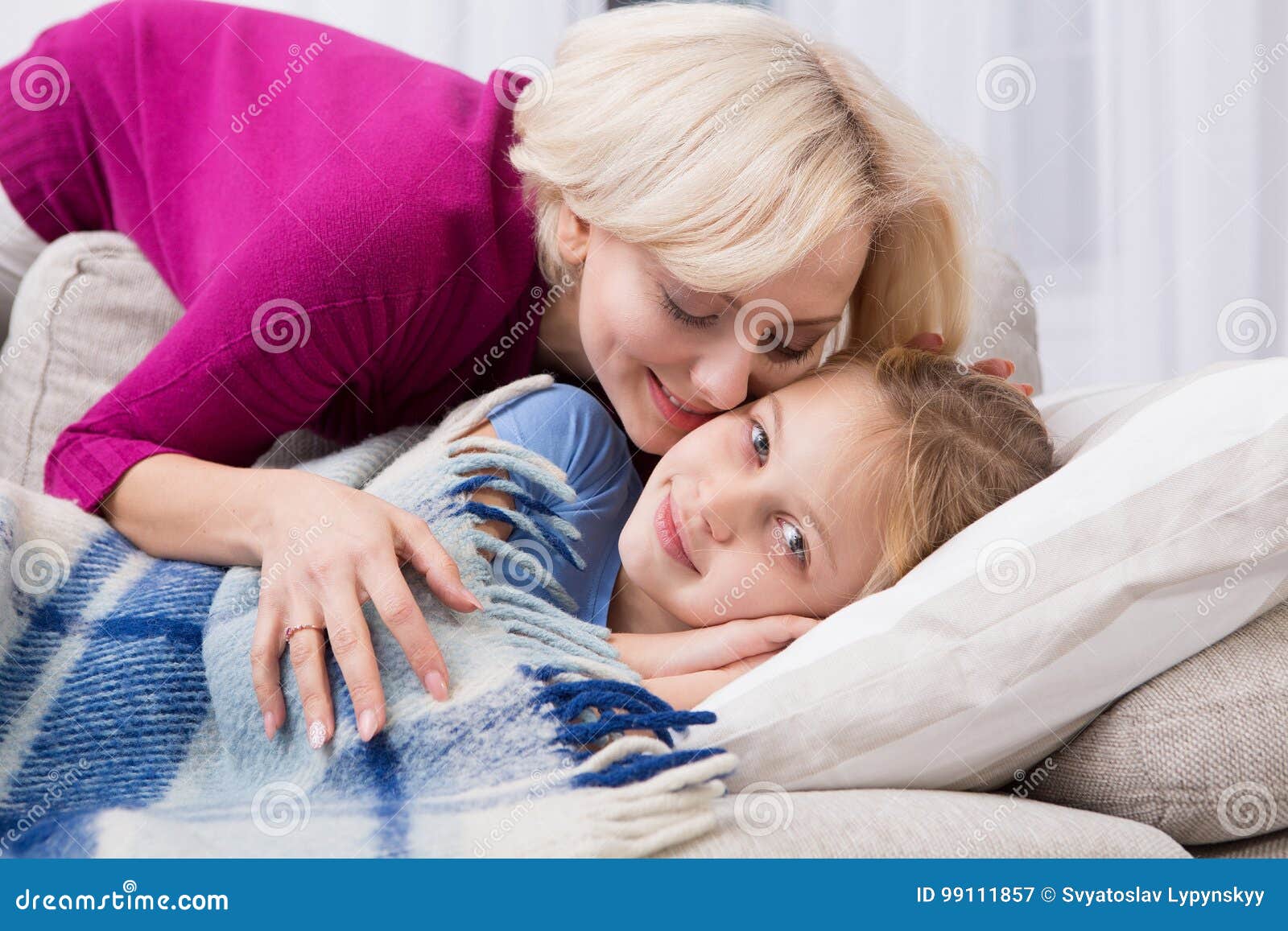 Брат мама одеяло. Кевин обнимает маму. Мать обнимает больную дочку. Мама обнимает больного ребенка. Мать обнимает болеющего ребёнка.