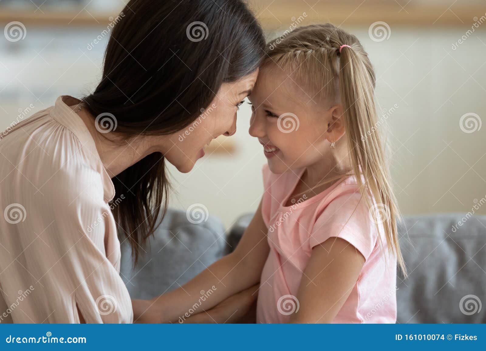 Молодые мамы. Беременная мамка с дочкой. Молодая мамочка в ванной. Мама кормит грудью подросшего малыша. Молодые мамы с младенцем.