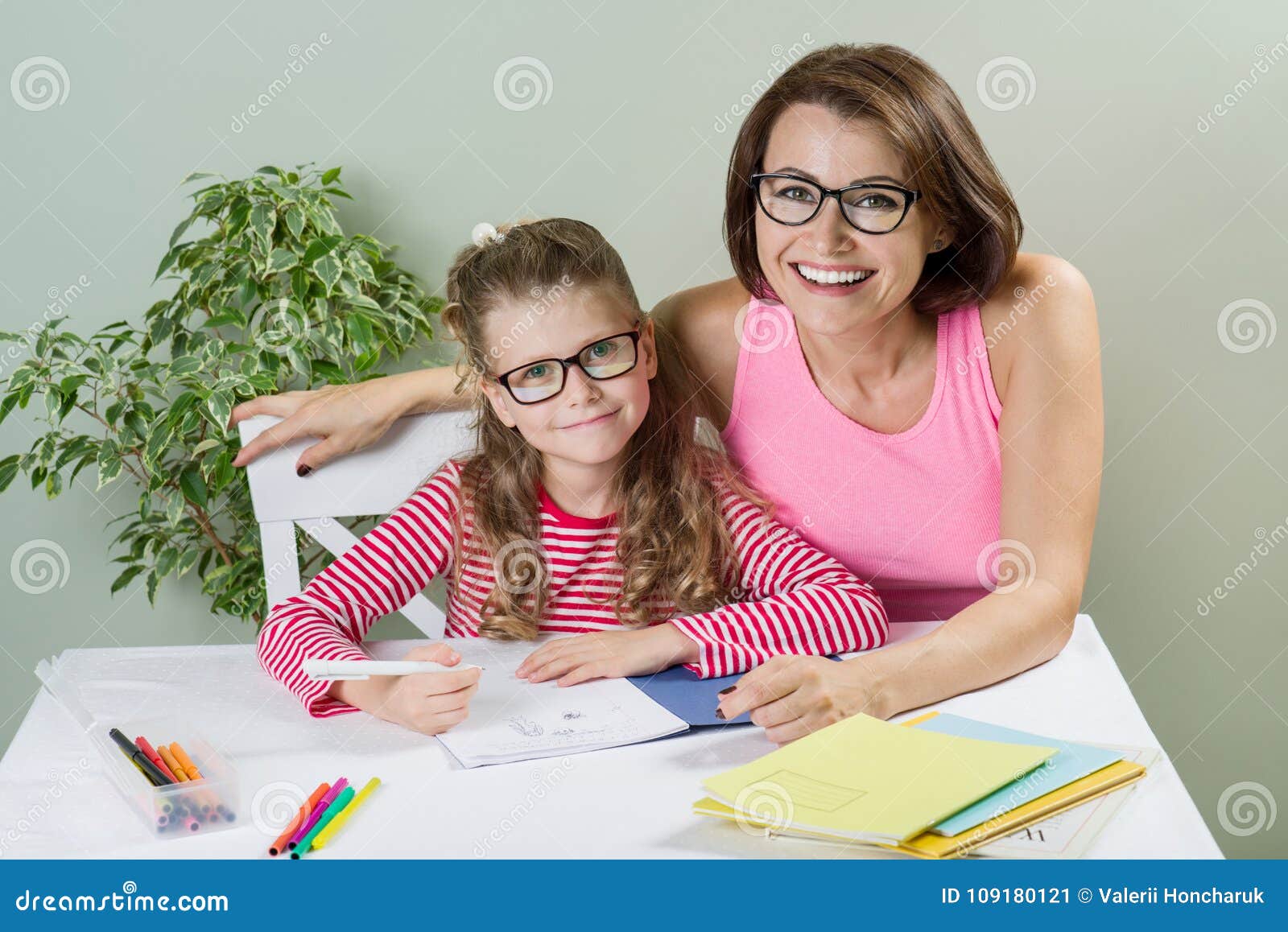 Как люблю я школу мама утром шумною гурьбой. Мама школе любит. Как люблю я школу мама. Общение ребенка и взрослого. Родители школьников.