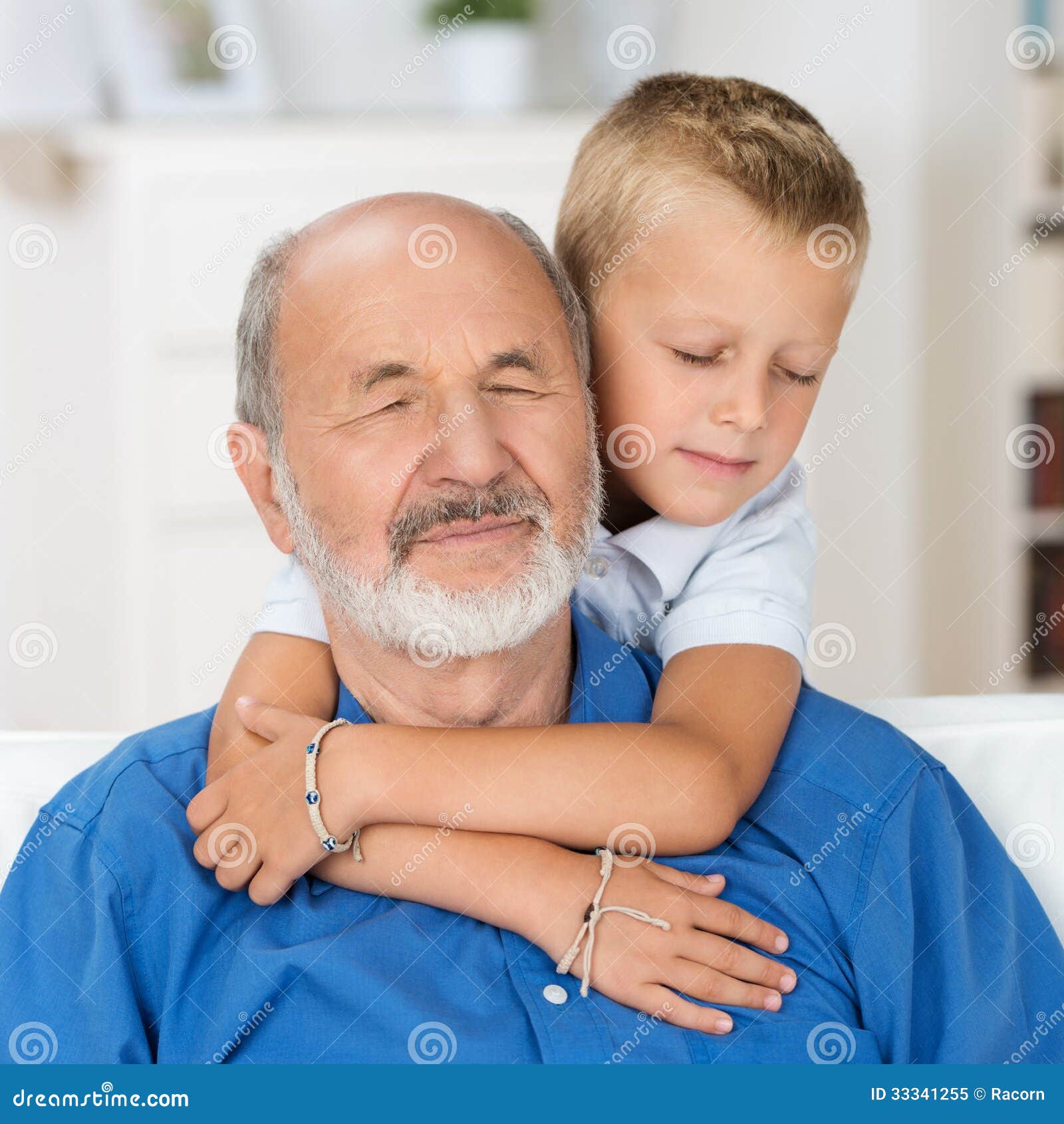 Внучки любят деда. Дедушка и внучка обнимаются. Внук обнимает Деда. Дедушка и внук. Дедушка обнимает внучку.