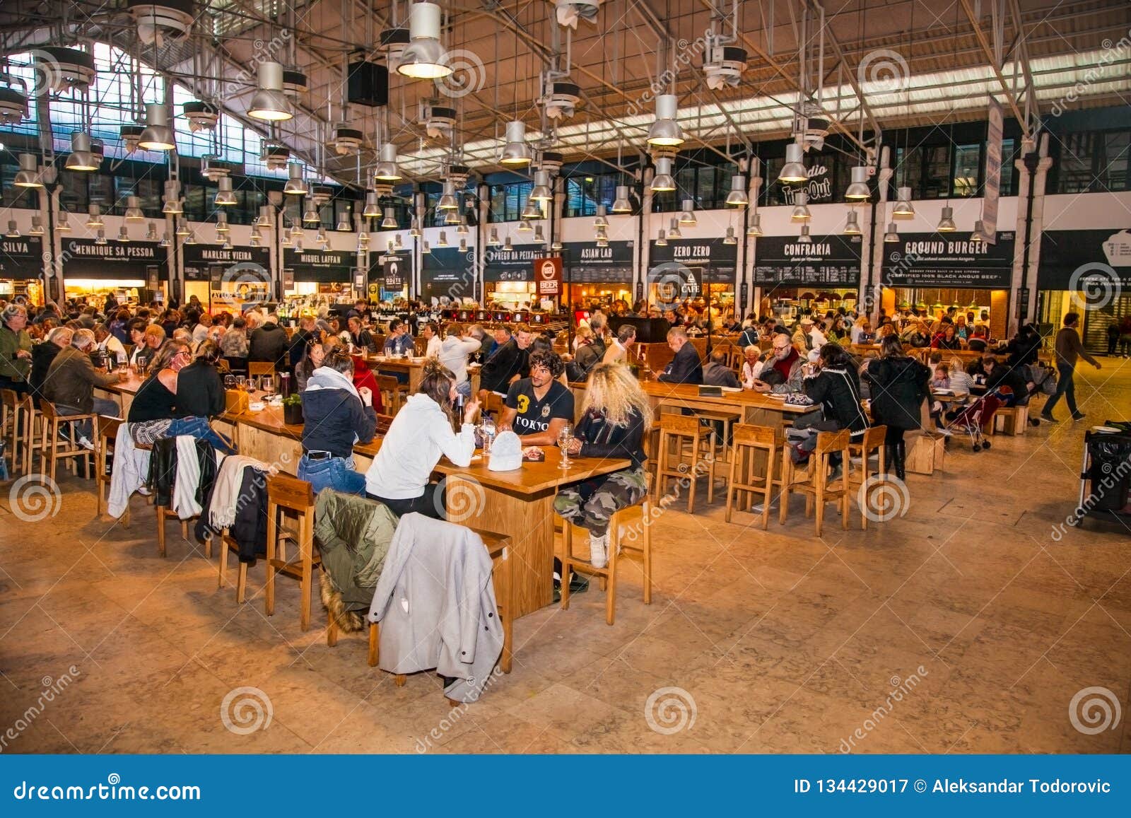Lyudi Edyat Na Rynke Pereryva V Lissabone Portugalii Redakcionnoe Fotografiya Izobrazhenie Naschityvayushej Portugaliya Mestno 134429017