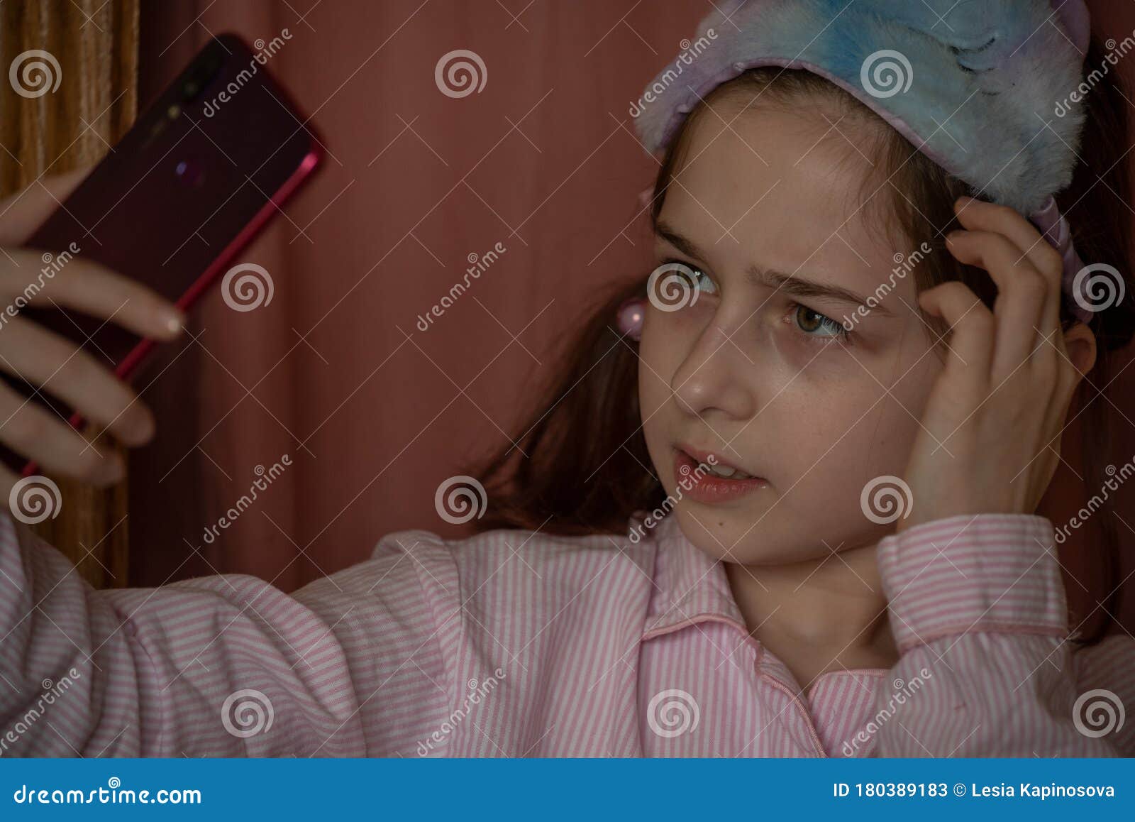 Люди и концепция отдыха. Девушка делает Selfie в красной куртке 9 лет  старой девушки с телефоном в руках дома Стоковое Изображение - изображение  насчитывающей кавказско, девушка: 180389183