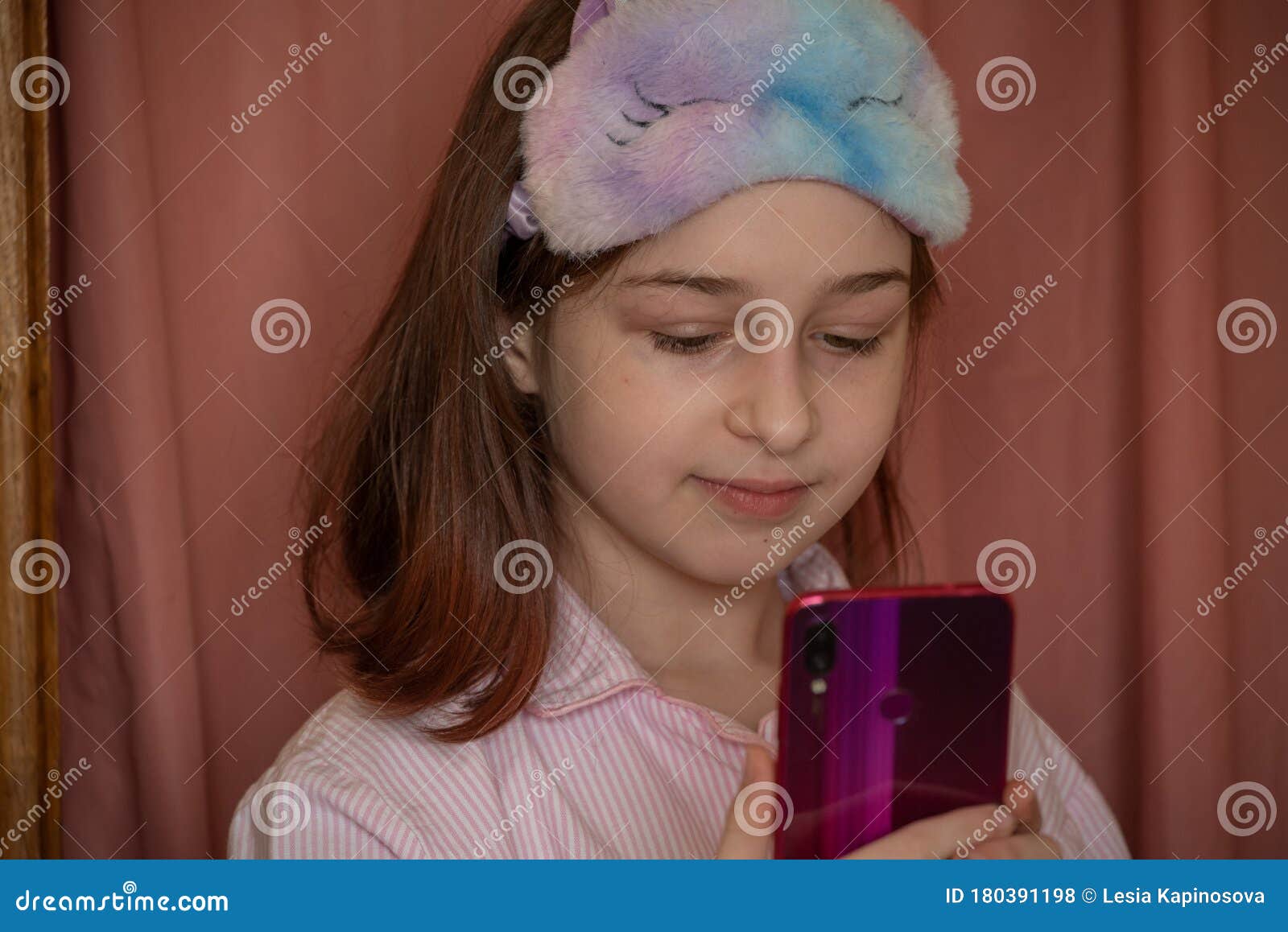 Люди и концепция отдыха. Девушка делает Selfie в красной куртке 9 лет  старой девушки с телефоном в руках дома Стоковое Фото - изображение  насчитывающей повелительница, изображение: 180391198