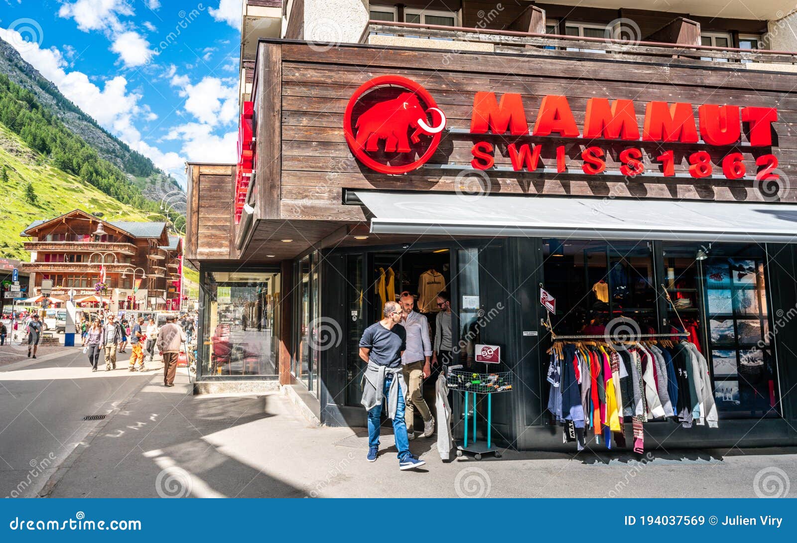 Люди, оставив магазин Mammut 1862 швейцарская гора резвятся магазин одежды и оборудования в церматт Швейцарии Редакционное Стоковое Изображение - изображение насчитывающей люди, спорт: 194037569
