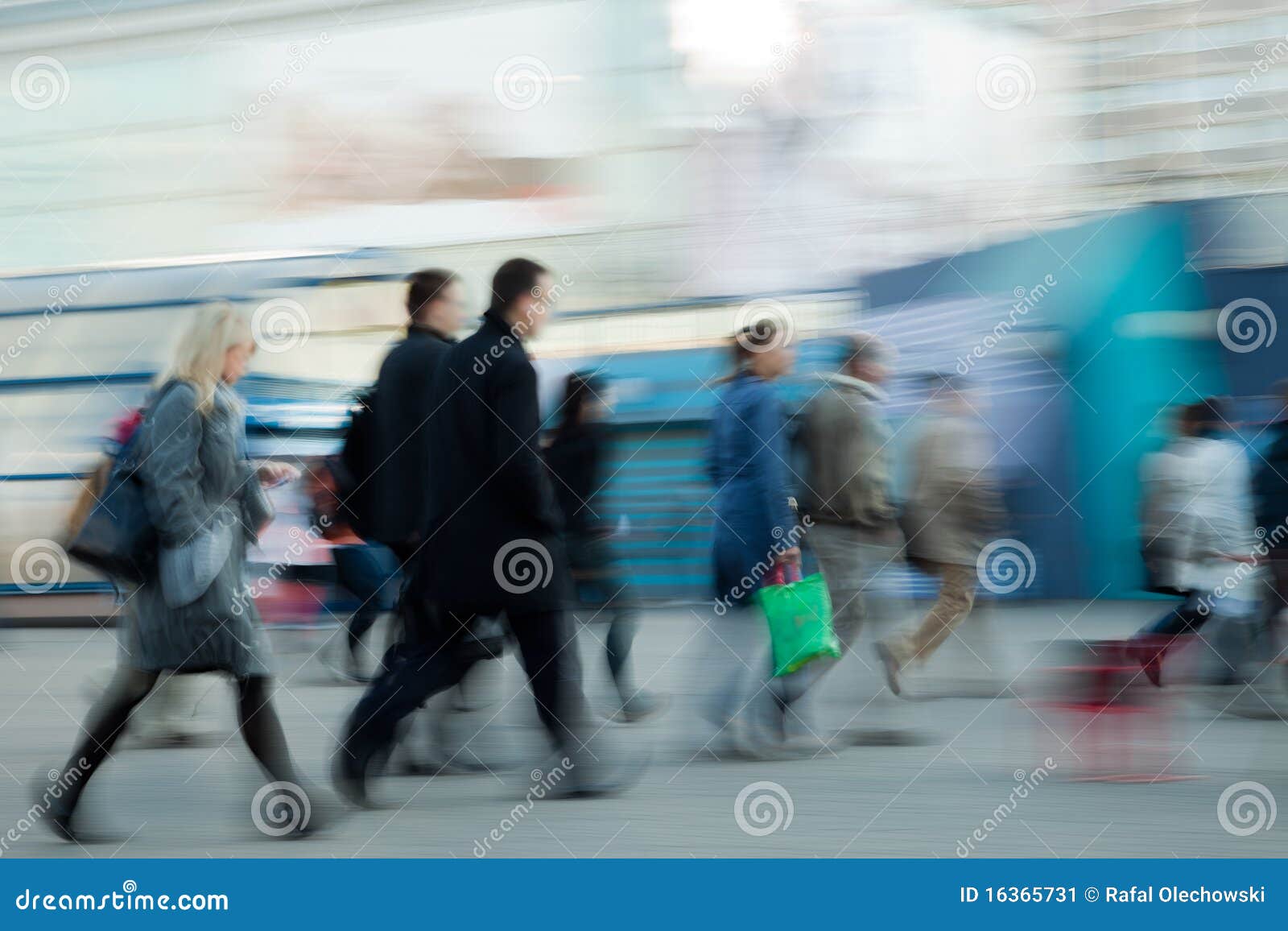 Люди спешат на работу
