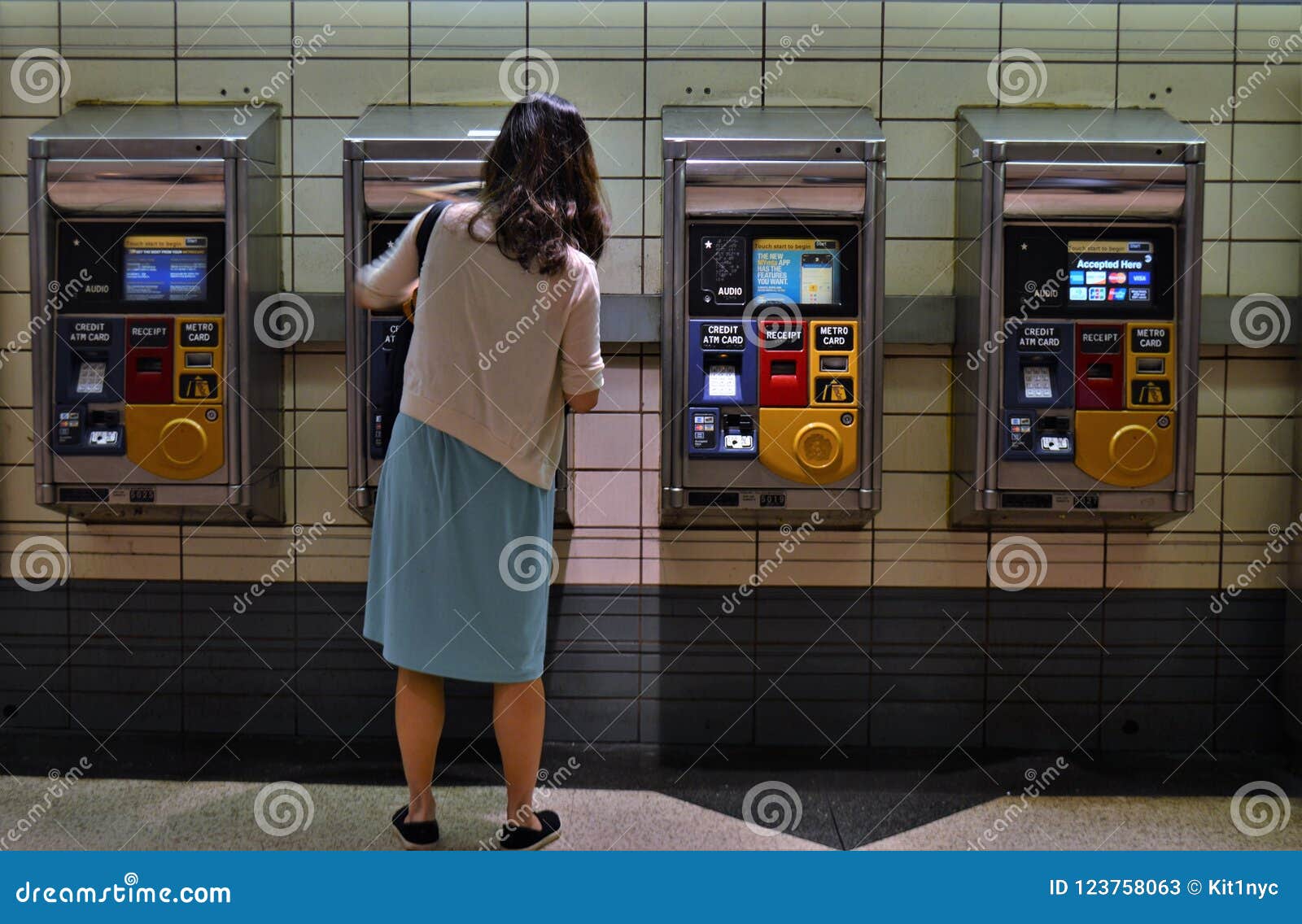 Люди Торгового Автомата Карточки Метро Метро MTA Нью-Йорка Покупая.