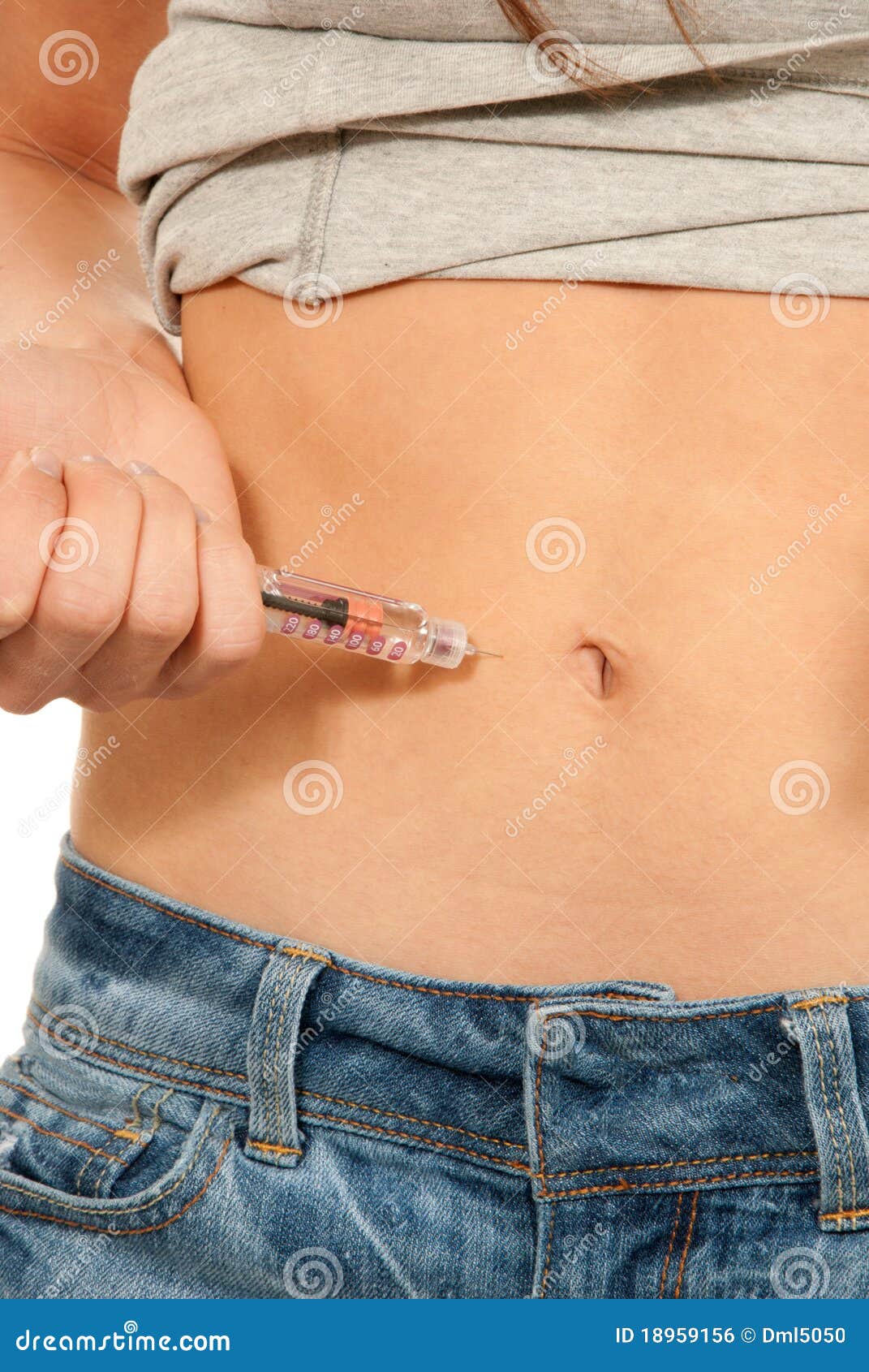 Почему делают уколы в живот. Инсулиновый шприц в живот.