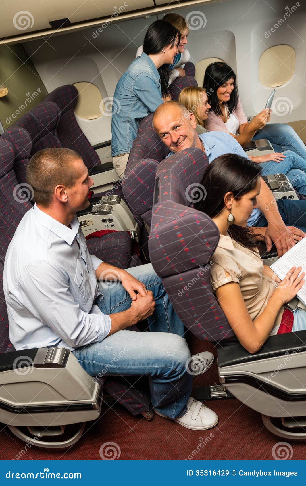 Люди сидят в самолете. Салон самолета с людьми. Самолет с пассажиром. Салон самолета с пассажирами. Салон самолёта с льюдьмт.
