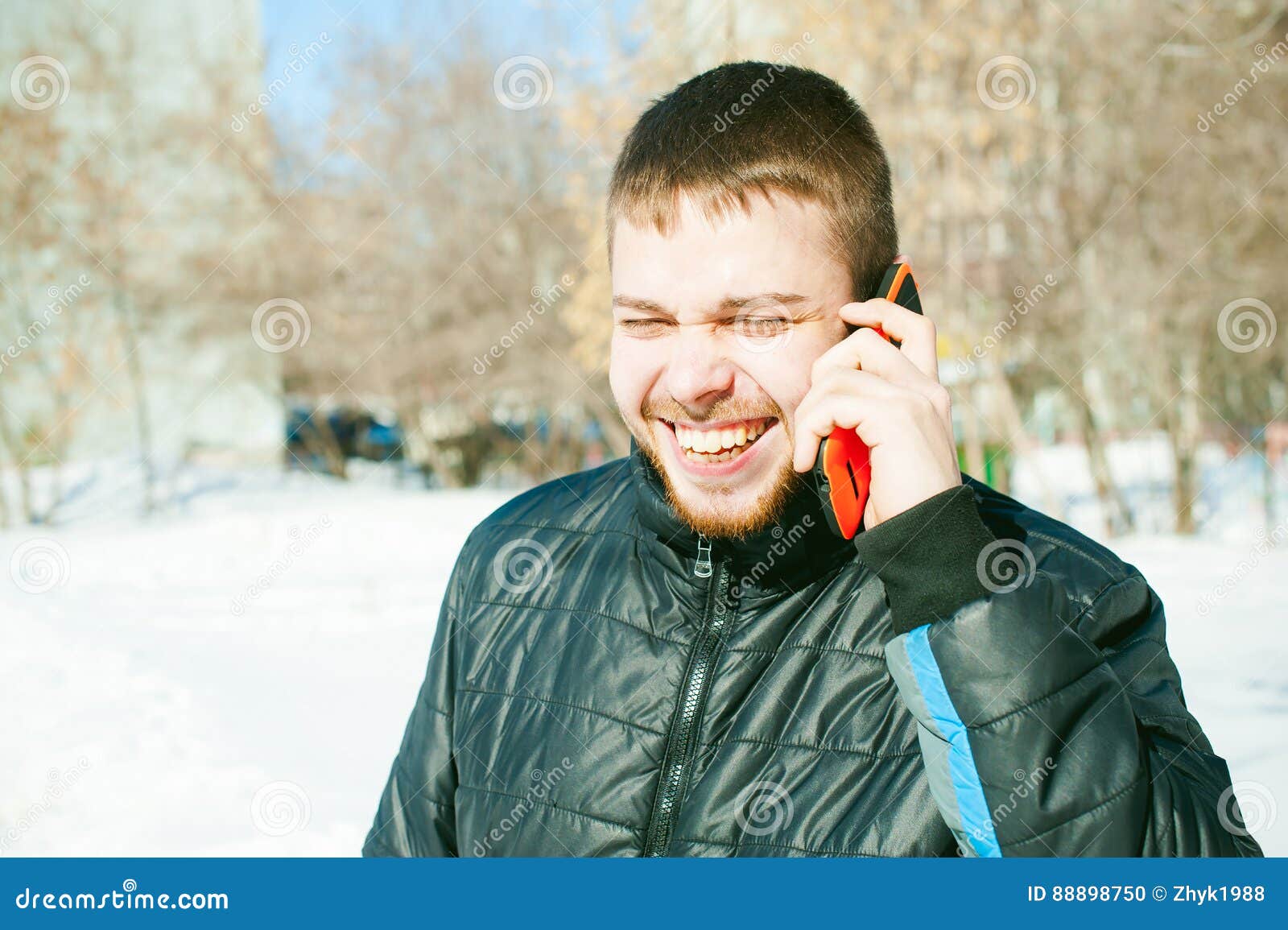 Телефоны мужчин по вызову. Мужчины на вызов Волгодонск. Вызов мужчины 💯4февраля. Человек говорит по телефону на улице ДНР.
