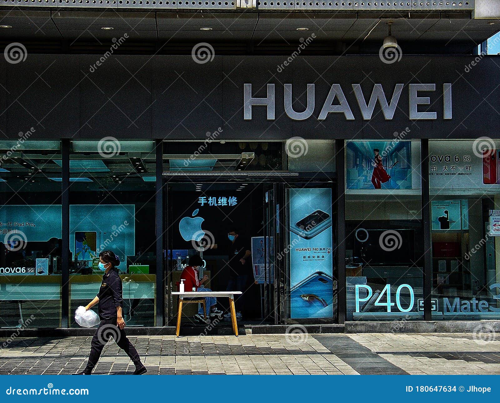 Магазин сотовых телефонов Huawei города Ухань, провинция Хубэй в китае  Редакционное Стоковое Изображение - изображение насчитывающей фарфор,  сбывание: 180647634