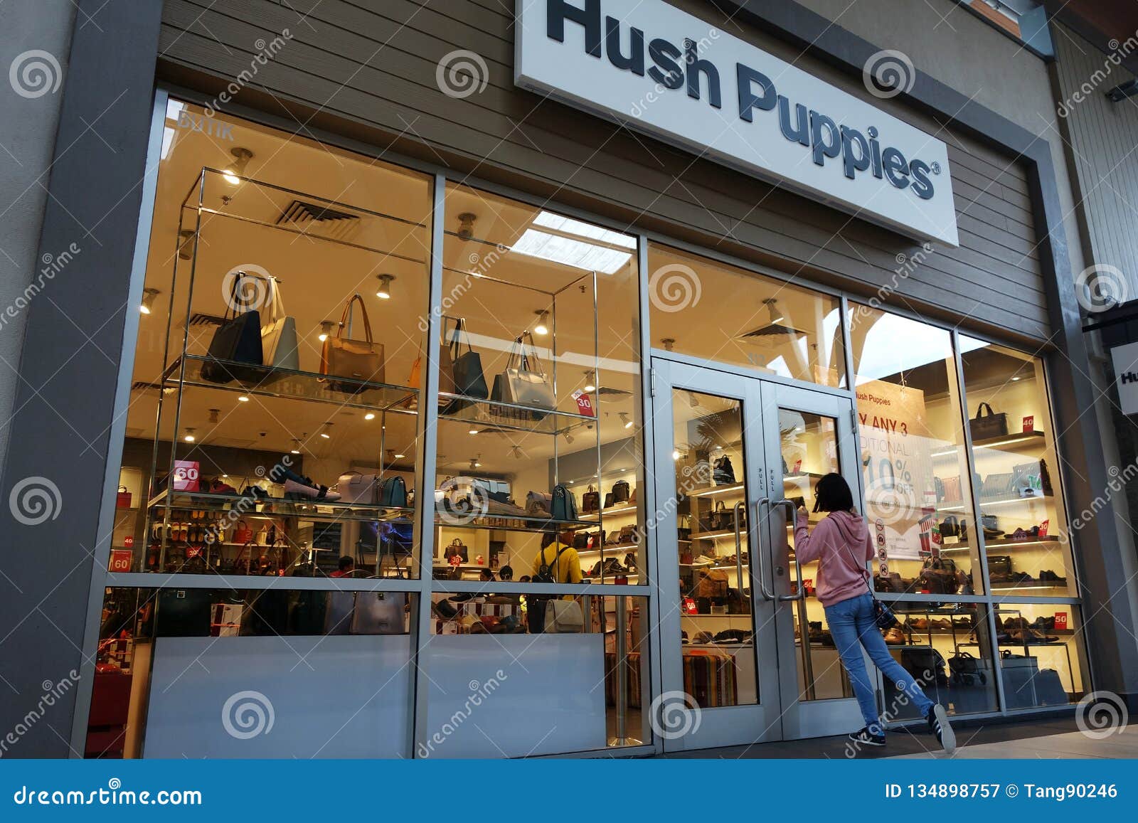 Магазин Hush Puppies на выходах 