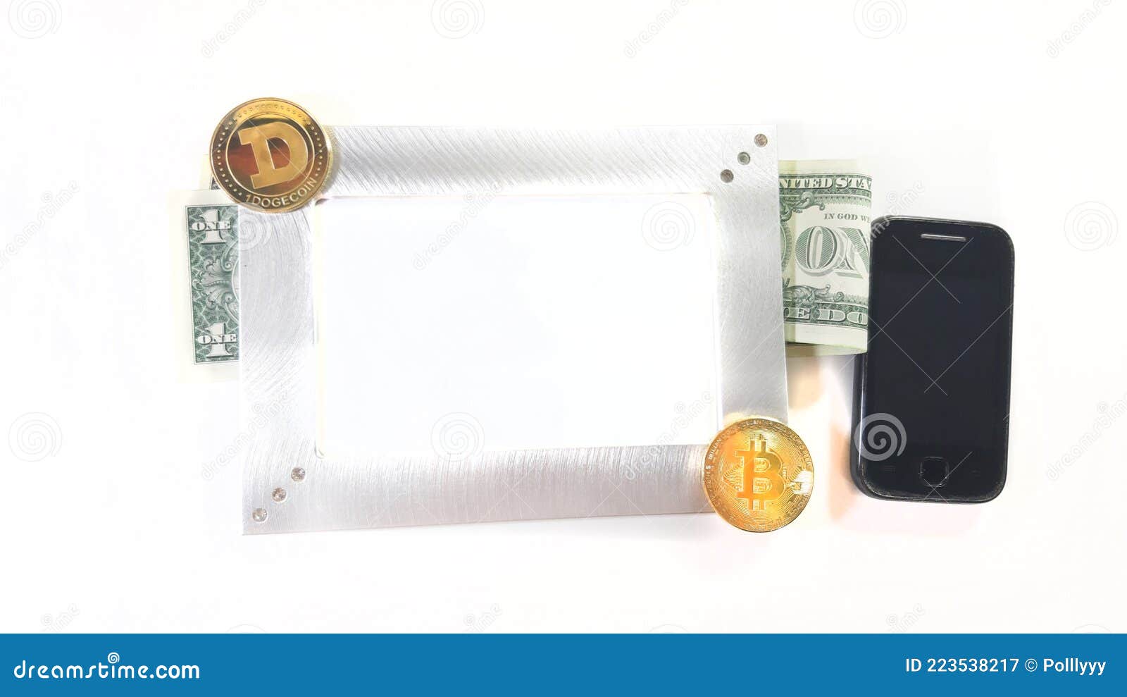 макет рамы. Bitcoin монета Dogecoin телефон и деньги фото вид сверху макет.  концепция состояния горнодобывающего бизнеса Редакционное Фотография -  изображение насчитывающей концепция, деньги: 223538217