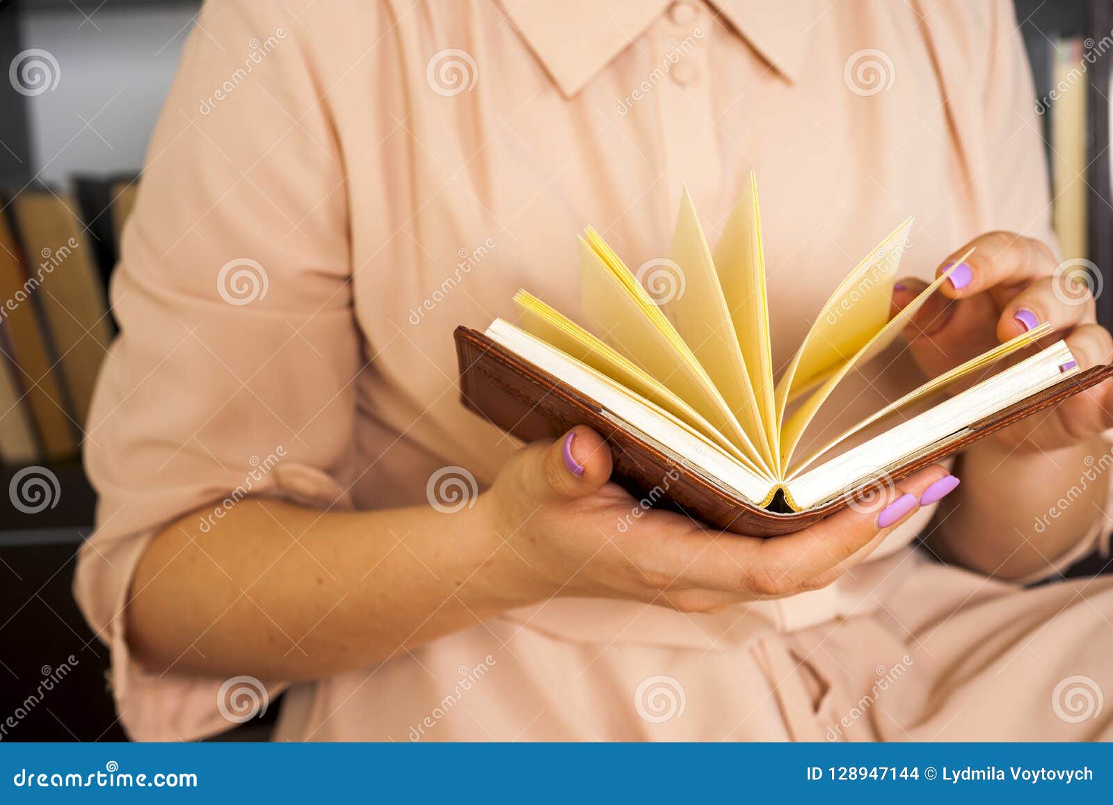 Знание старый сайт. Книга в женских руках. Рука держит книгу. Девушка в платье держит книгу. Картинка женщина с книгой в руках.