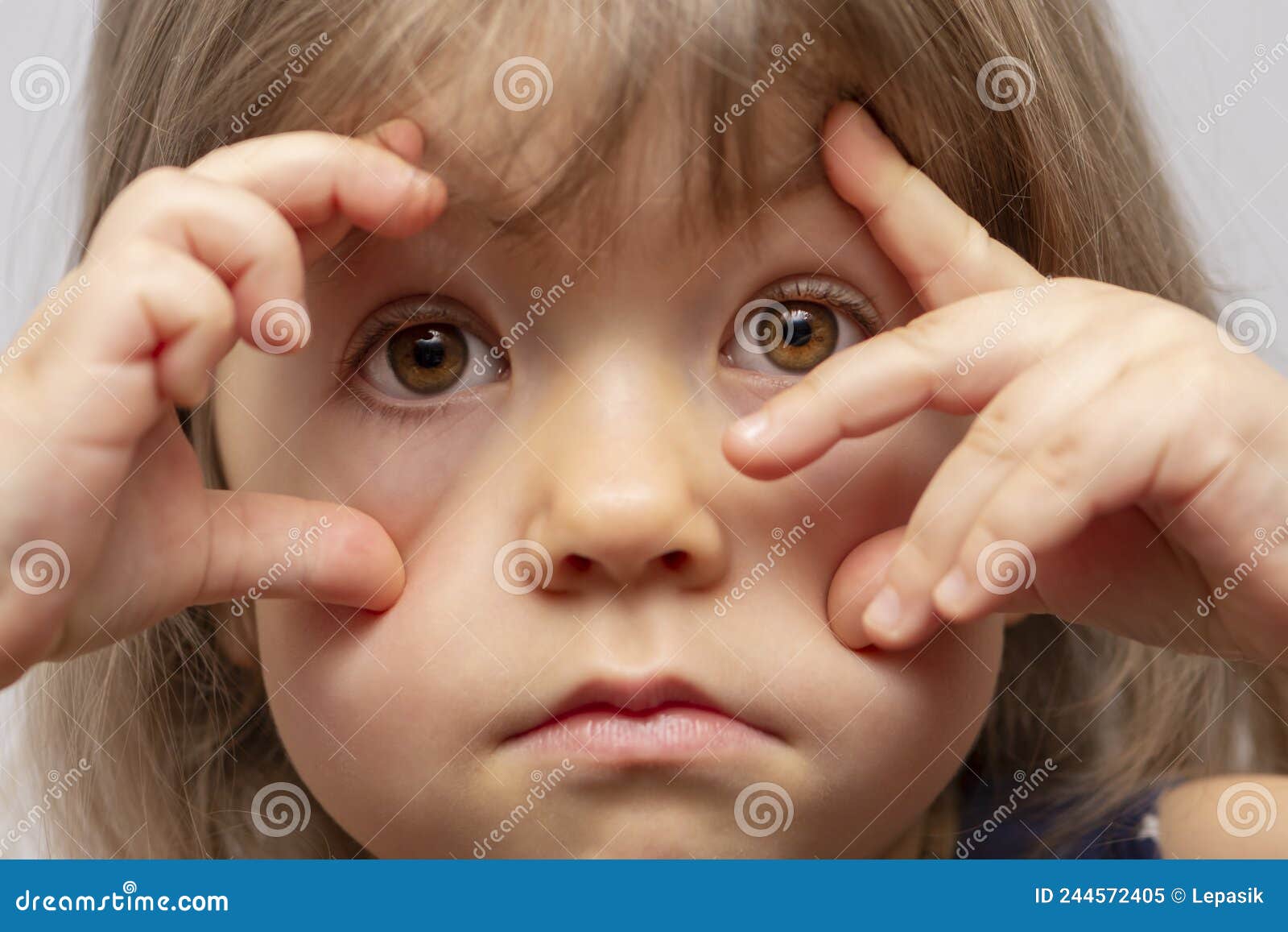 маленькая девочка гримакес, и делает страшные лица и растягивает кожу на  лице под глазами. Стоковое Изображение - изображение насчитывающей  красивейшее, детство: 244572405