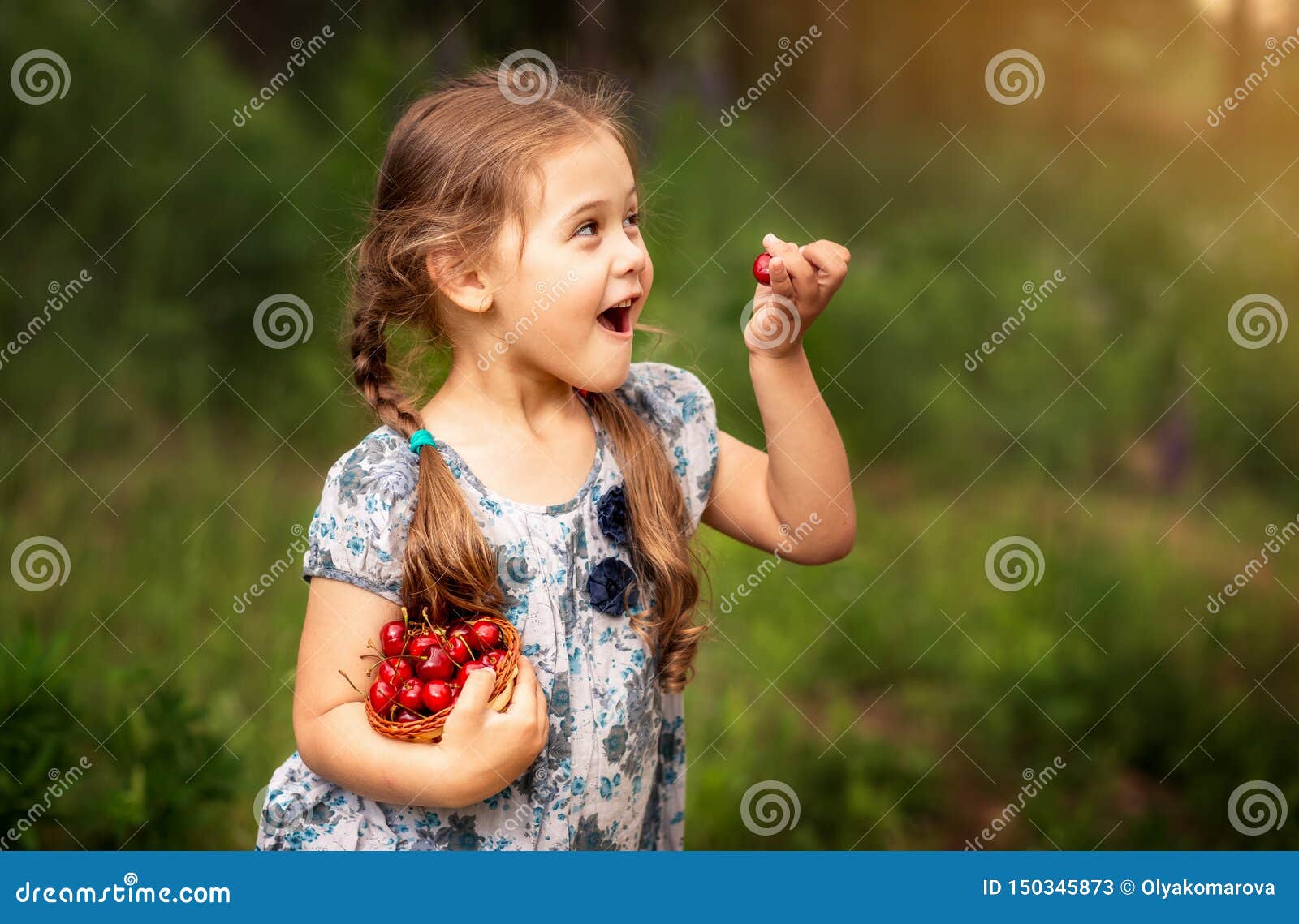 дети едят пиццу. ребенок ест пончик. сахар у детей. девушка в малине. девочка кушает.