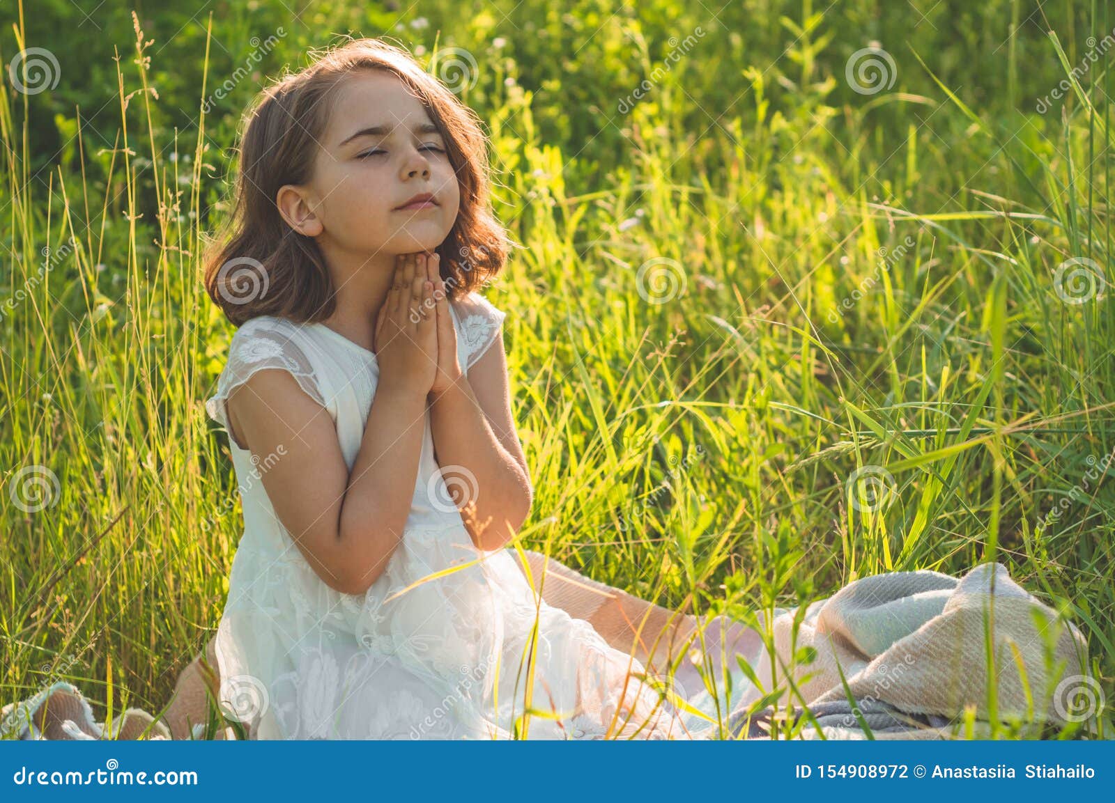 маленькие девочки с закрытыми глазами. девушка сложила ладошки. обиженный ребенок. ребёнок сзакрытыми глазами. руки под щекой во сне.