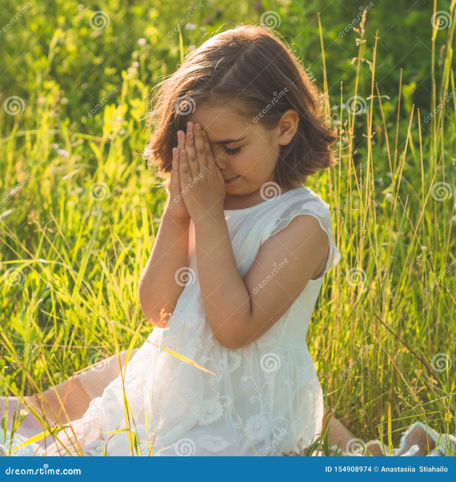 девушка скрестила руки на груди. девочка мечтает. девочка сложила. девочка ручки сложенные. красивые маленькие девчонки.