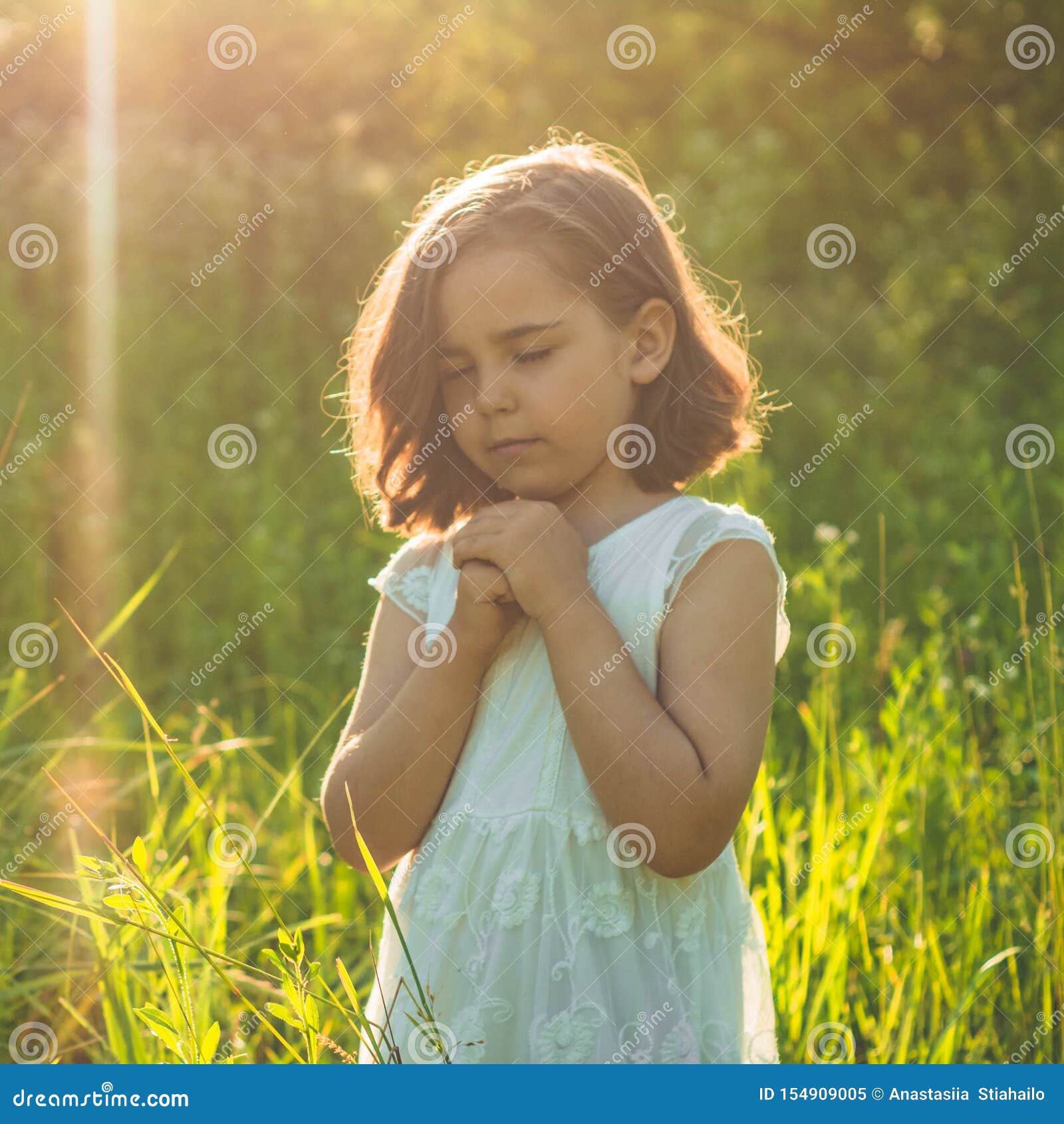 ребенок мечтает. девочка сложила ручки. женщина с ребенком. скрещенные женские руки. детские эмоции.