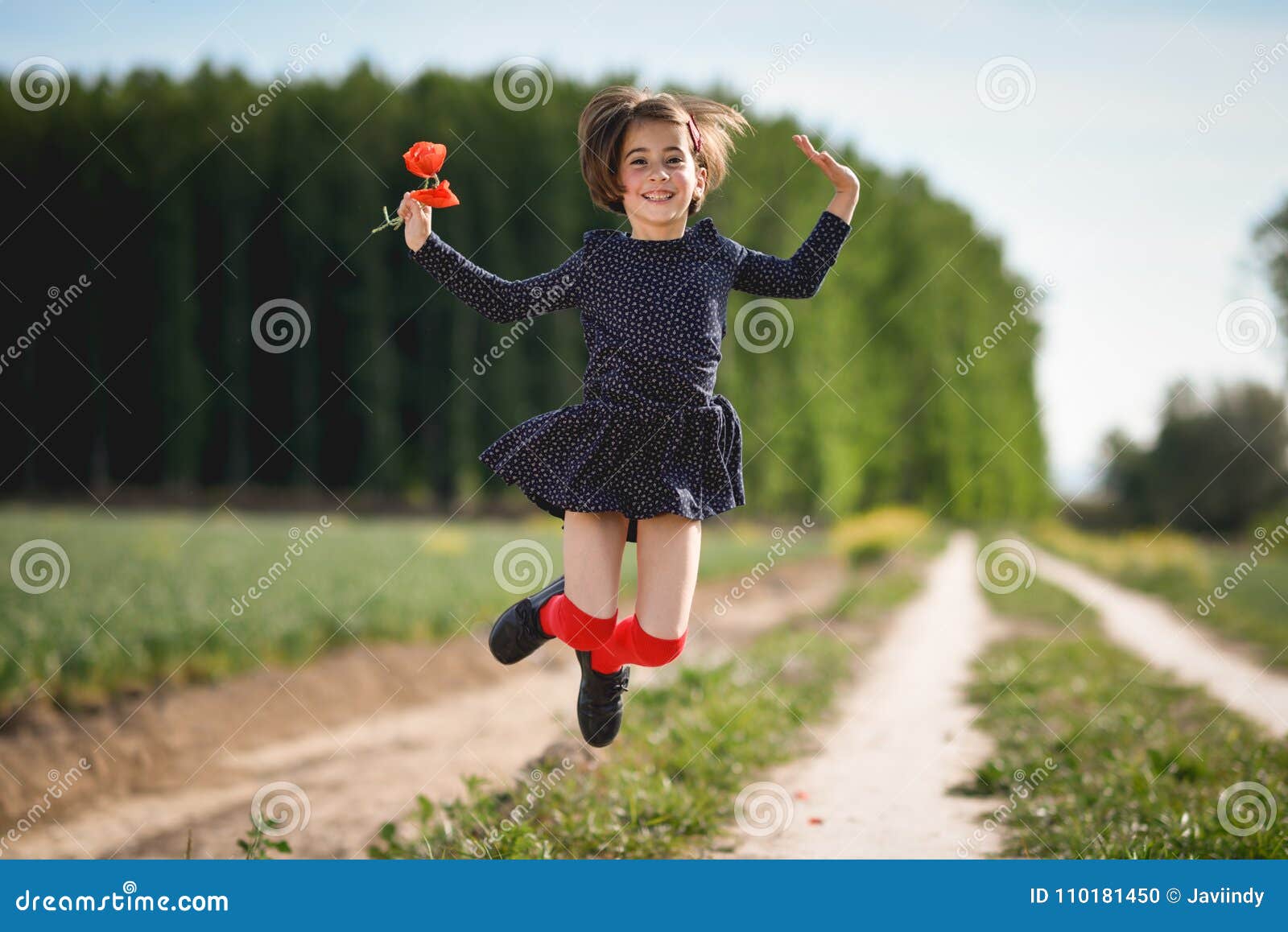 Девочка бежит. Девочки у школы мультяшка. Малыши идут в школу. Девушка идет в профиль. Мультяшная девочка.