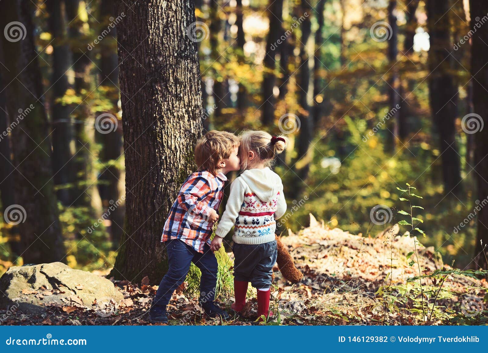Boys kiss girls. Мальчик целует девочку. Мальчик с девочкой целуются в лесу. Мальчики целуются в лесу. Мальчик целует мальчика.