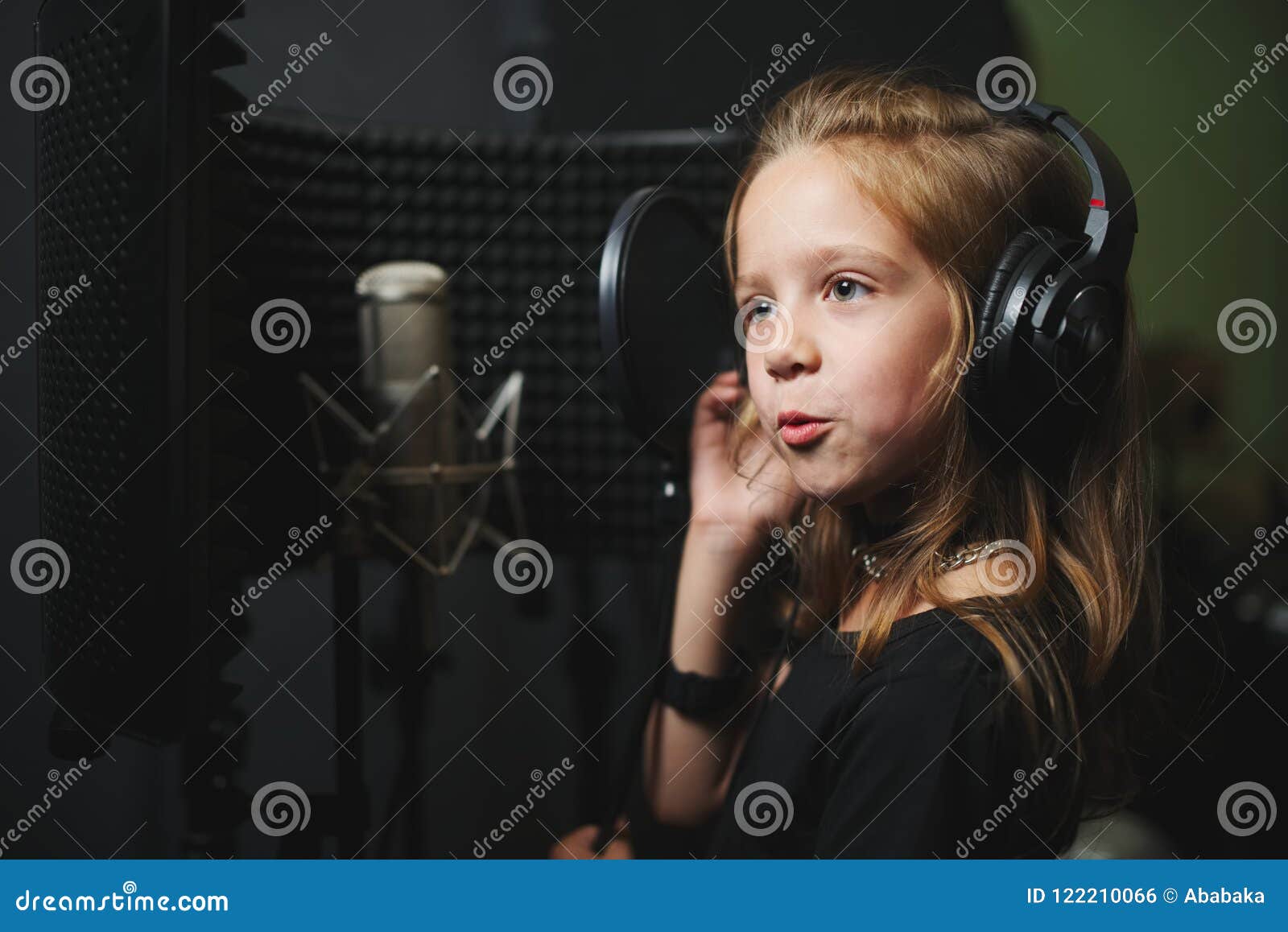 Девочки пои. Девочка поет в студии. Маленькая девочка поет в студии. Дети поют в студии звукозаписи. Звукозапись картинки для детей.