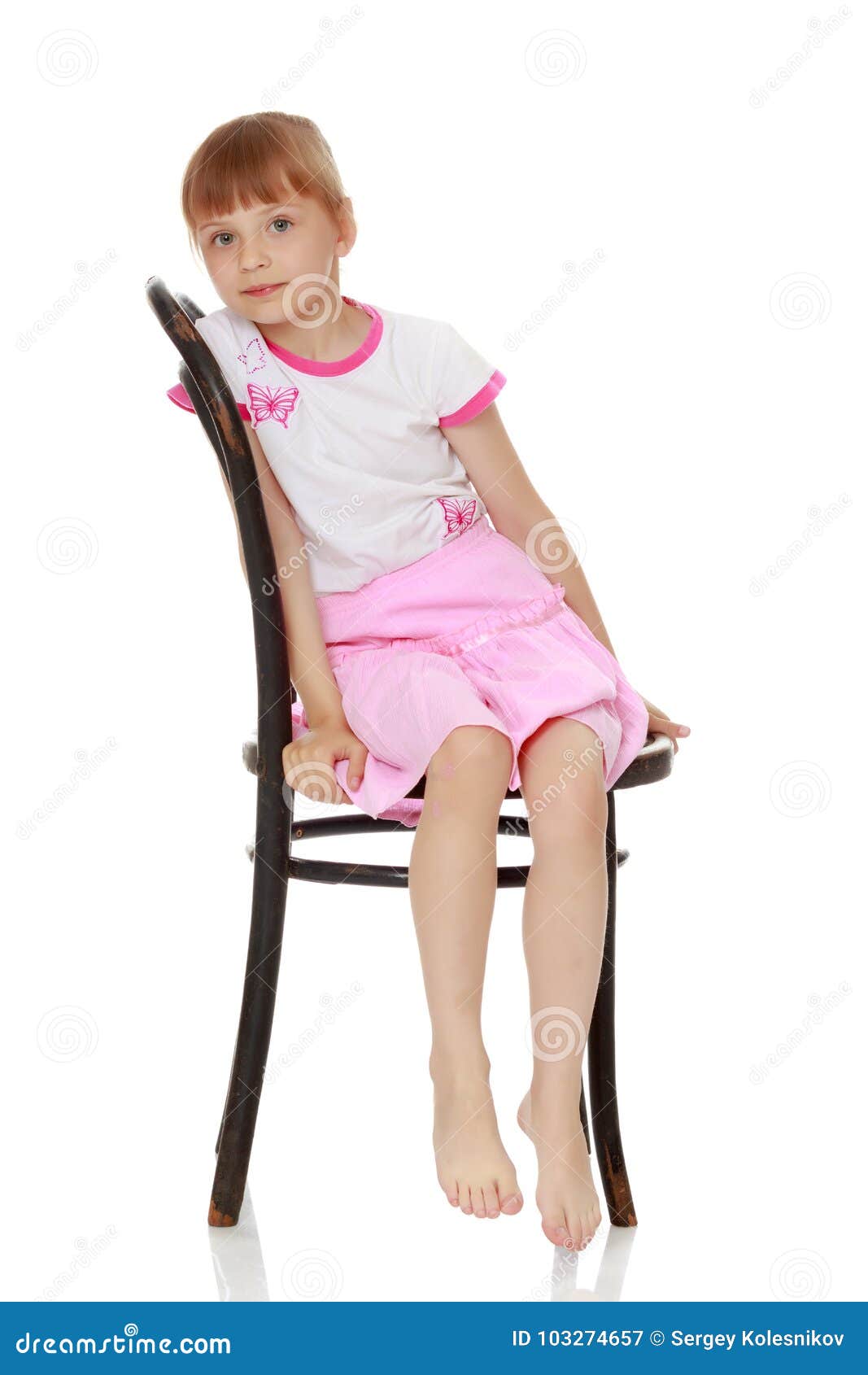 Ребенок сидит на ножках. Девочка на стуле. Девочка сидит. Маленькая девочка сидит на стуле.