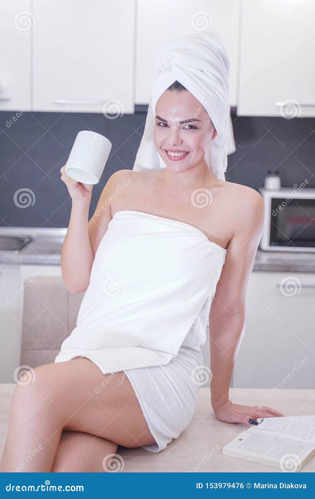 Девочка в полотенце. Девушка в полотенце на кухне. Молодые девушки в полотенце. Девушка закутанная в полотенце. Девушка в коротком полотенце.