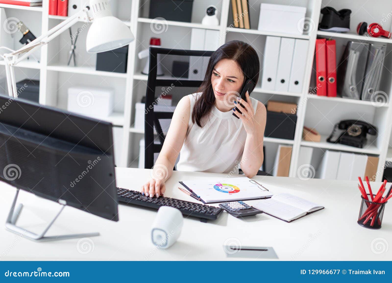 Ответ на загадку убийство или суицид. Менеджер за компьютером. Женщина в офисе. Женщина в офисе. Девушка была найдена в своем офисе.