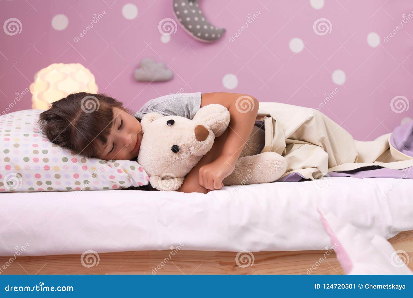 Крошки во сне. Плюшевый медведь в постели.