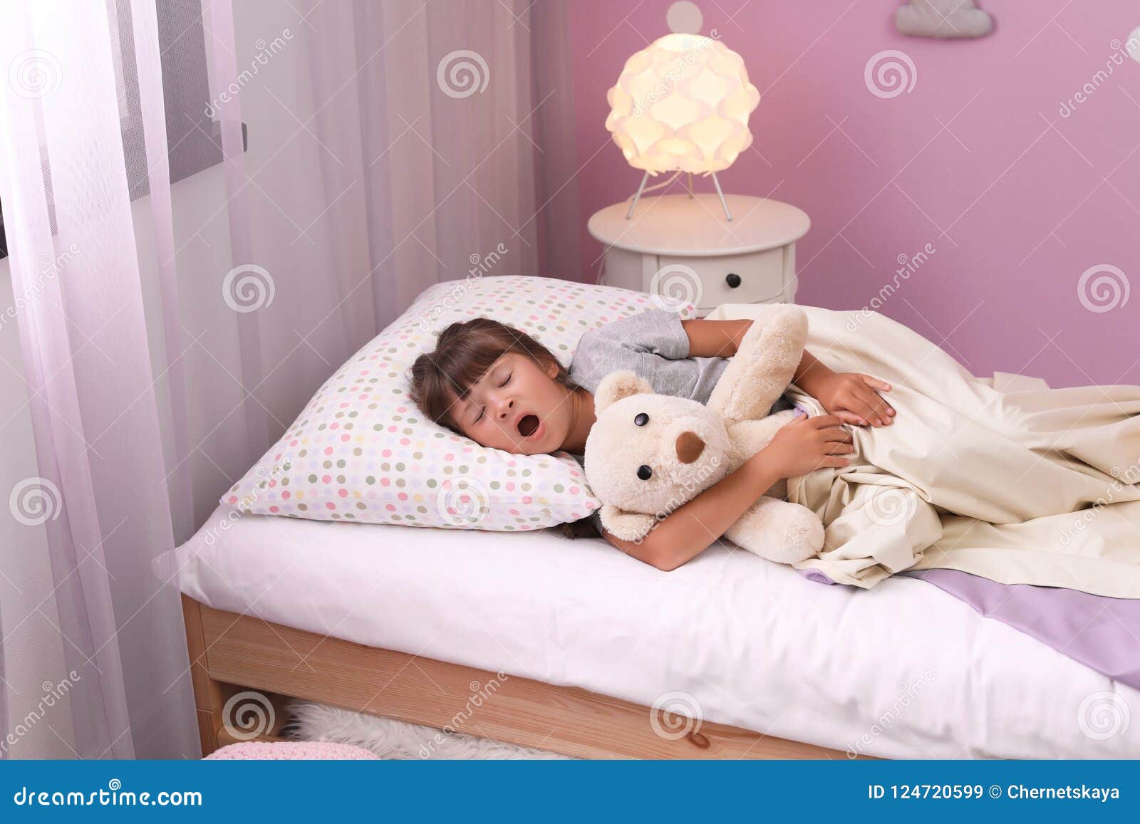 Сестра пришла. Маленькую девочку в постель. Маленькая девочка в кроватке. Маленькая девочка спит на кровати. Маленькая в постели.