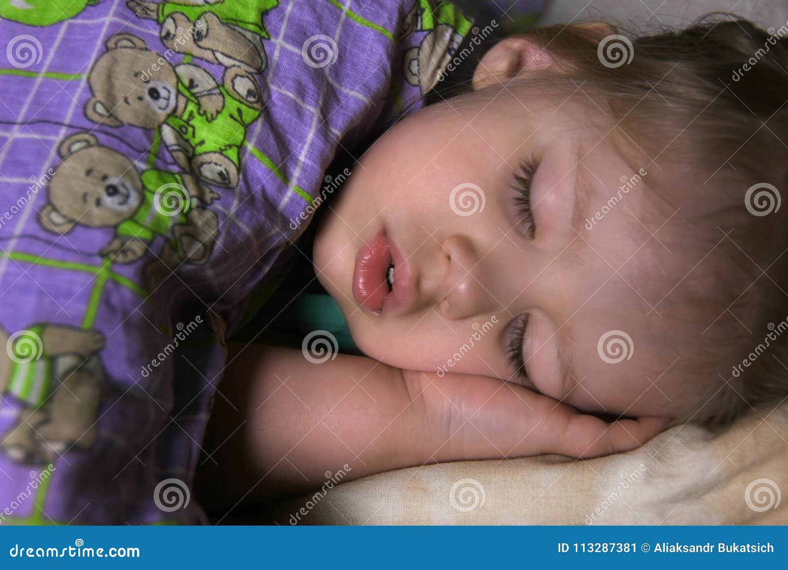 Внутрь киски мамы. Маленькая девочка заснула. Спящие мвоенькие девоч. Маленькая девочка уснула на руках.