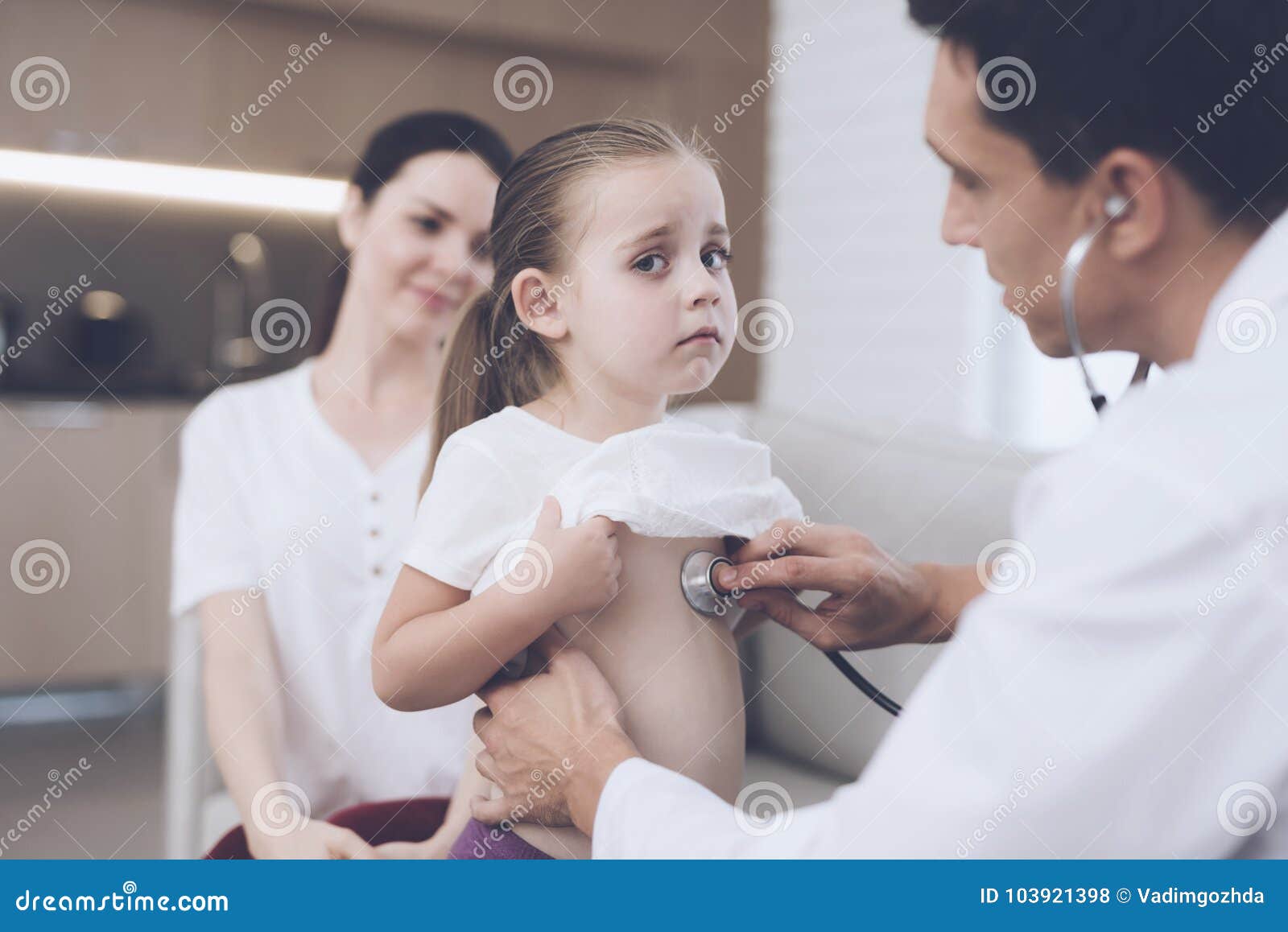 Родители вызвали врача. Доктор слушает девочку. Доктор слушает маленьких девочек. Доктор прослушивает девушку. Ребенок с фонендоскопом.