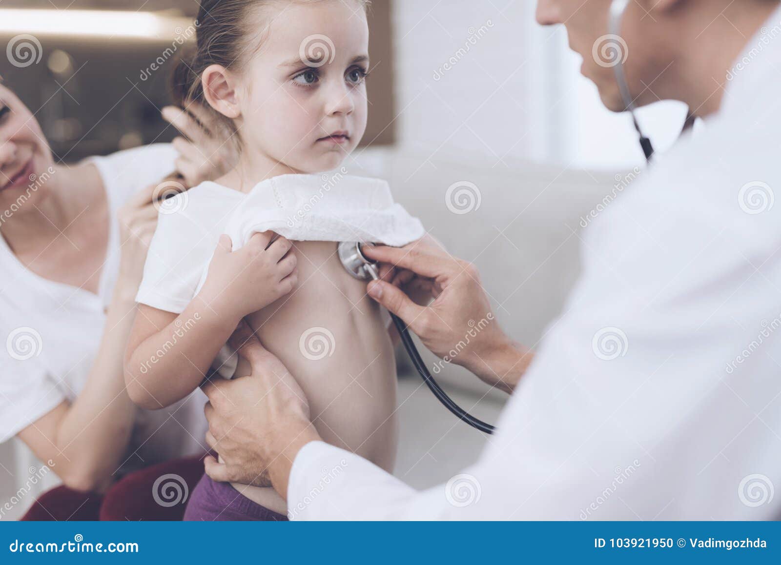 Врач лапает. Прослушивание стетоскопом девочку. Прослушивание девочек у врача. Доктор слушает. Доктор слушает маленьких девочек.