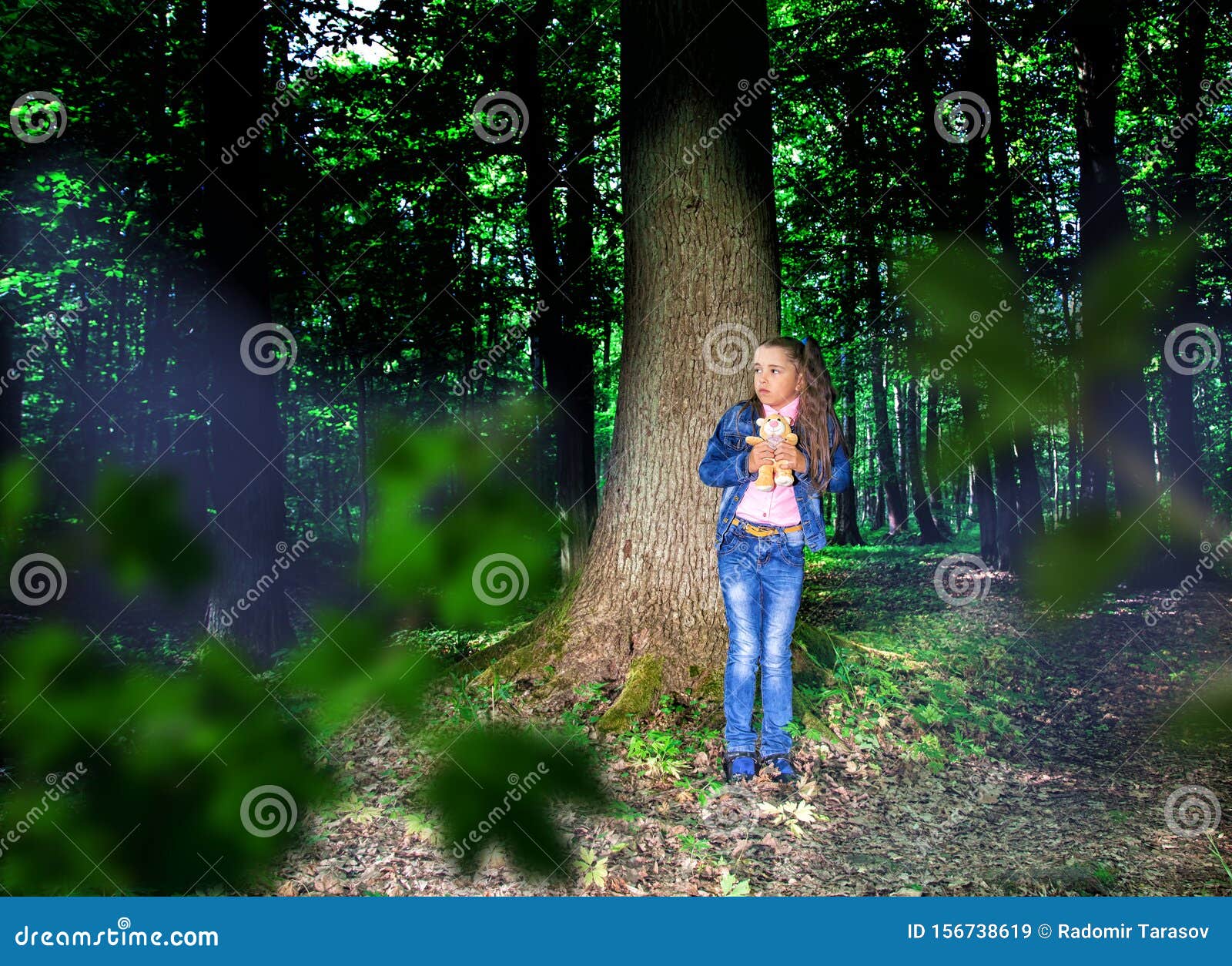 Включи девочку в лесу. Испуганная девочка в лесу. Девочка в лесу. Девочка 10 лет в лесу. Девочка 12 лет в лесу.