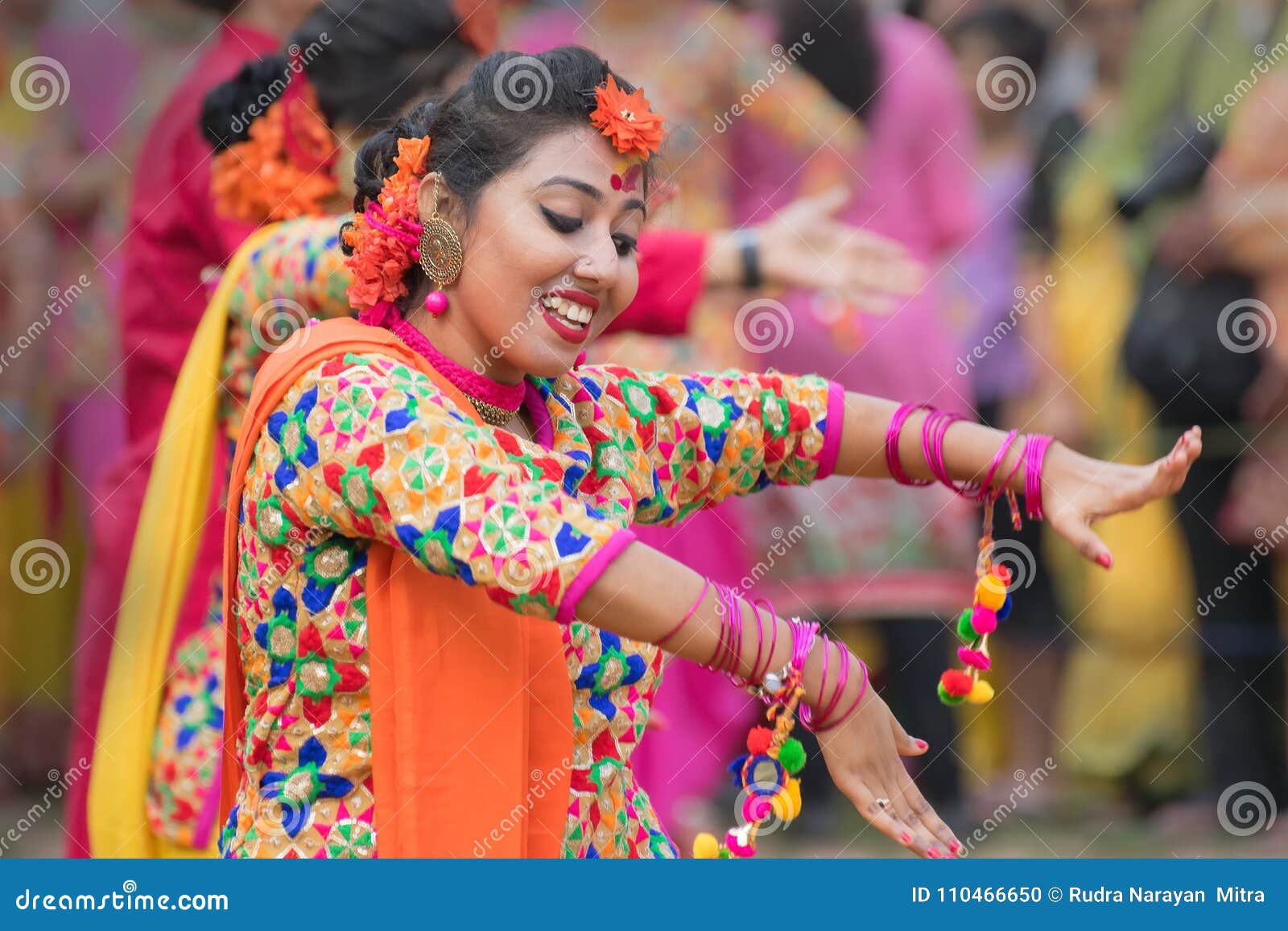 Holi Hottie: Sensational Indian Girls Dance To Hindi Gana