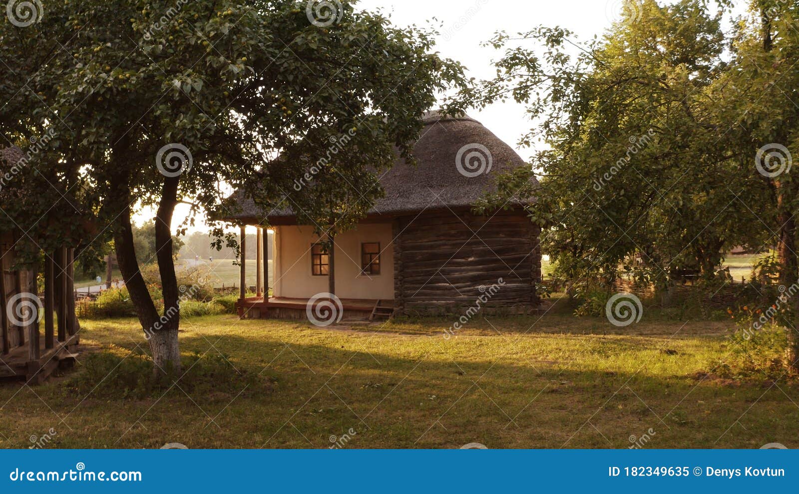 Маленький домик в деревне с соломенной крышей за зелеными деревьями.  Стоковое Изображение - изображение насчитывающей земля, сельско: 182349635