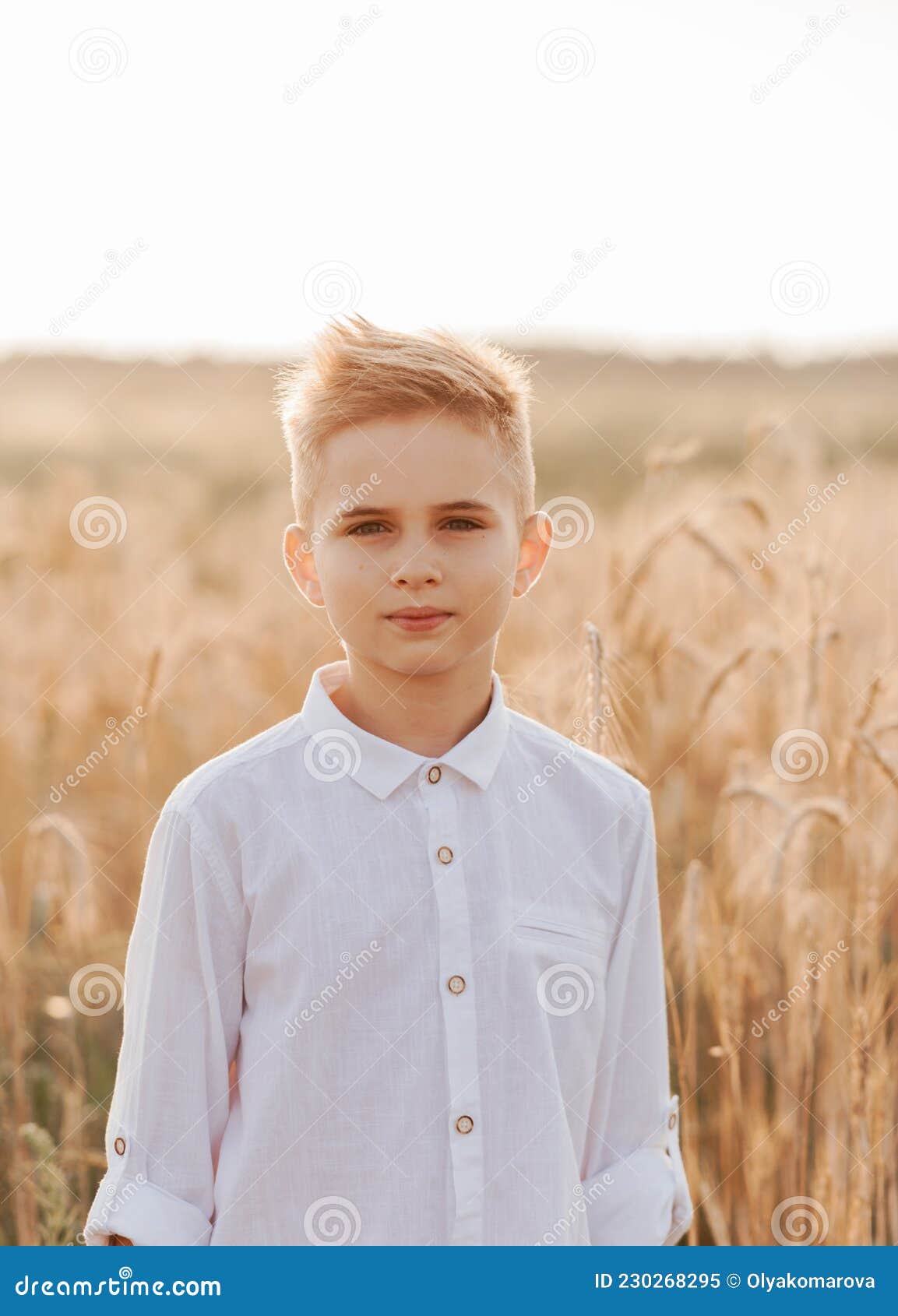 Маленький мальчик блондин