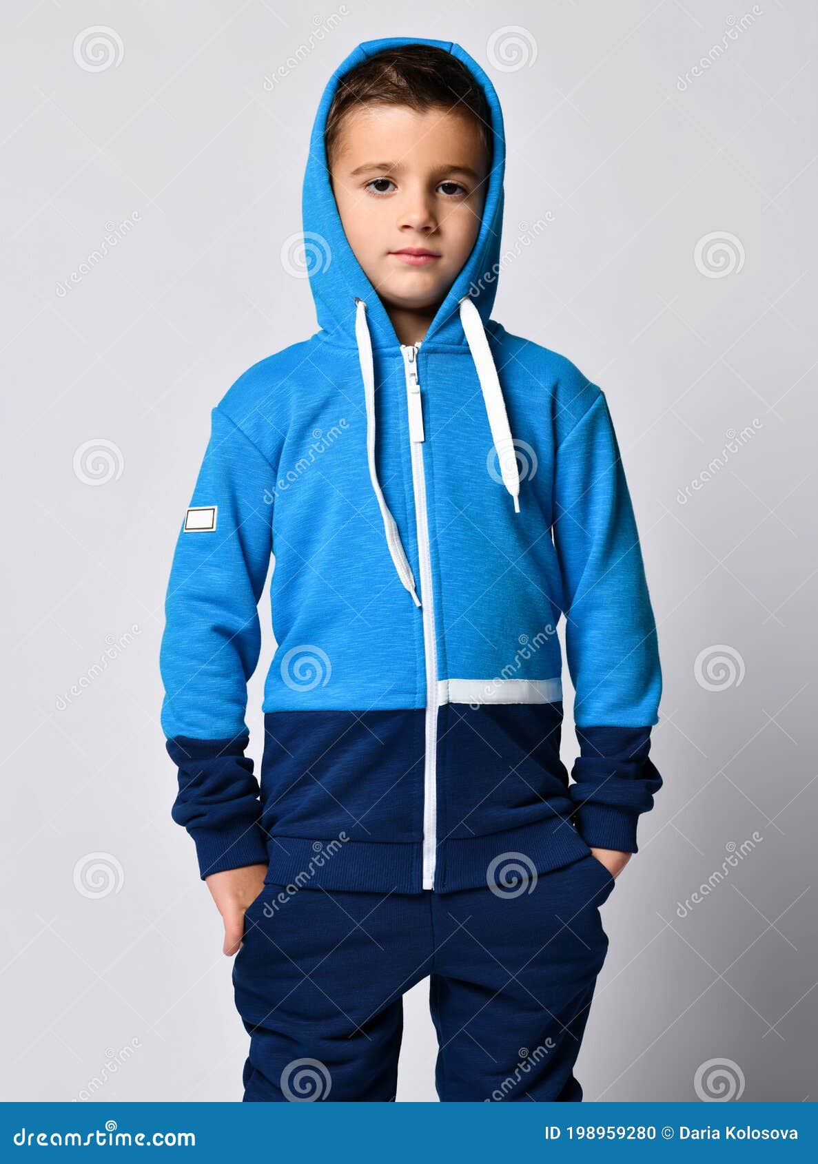 Маленький мальчик в стильном жакетке серьезный спорт с капюшоном на Light- серый фон. Стоковое Фото - изображение насчитывающей портрет, мужчина: 198959280
