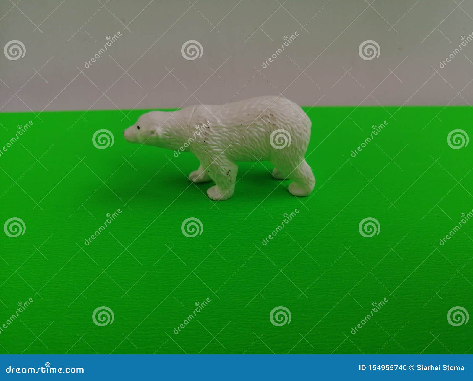 Медведь на зеленом фоне