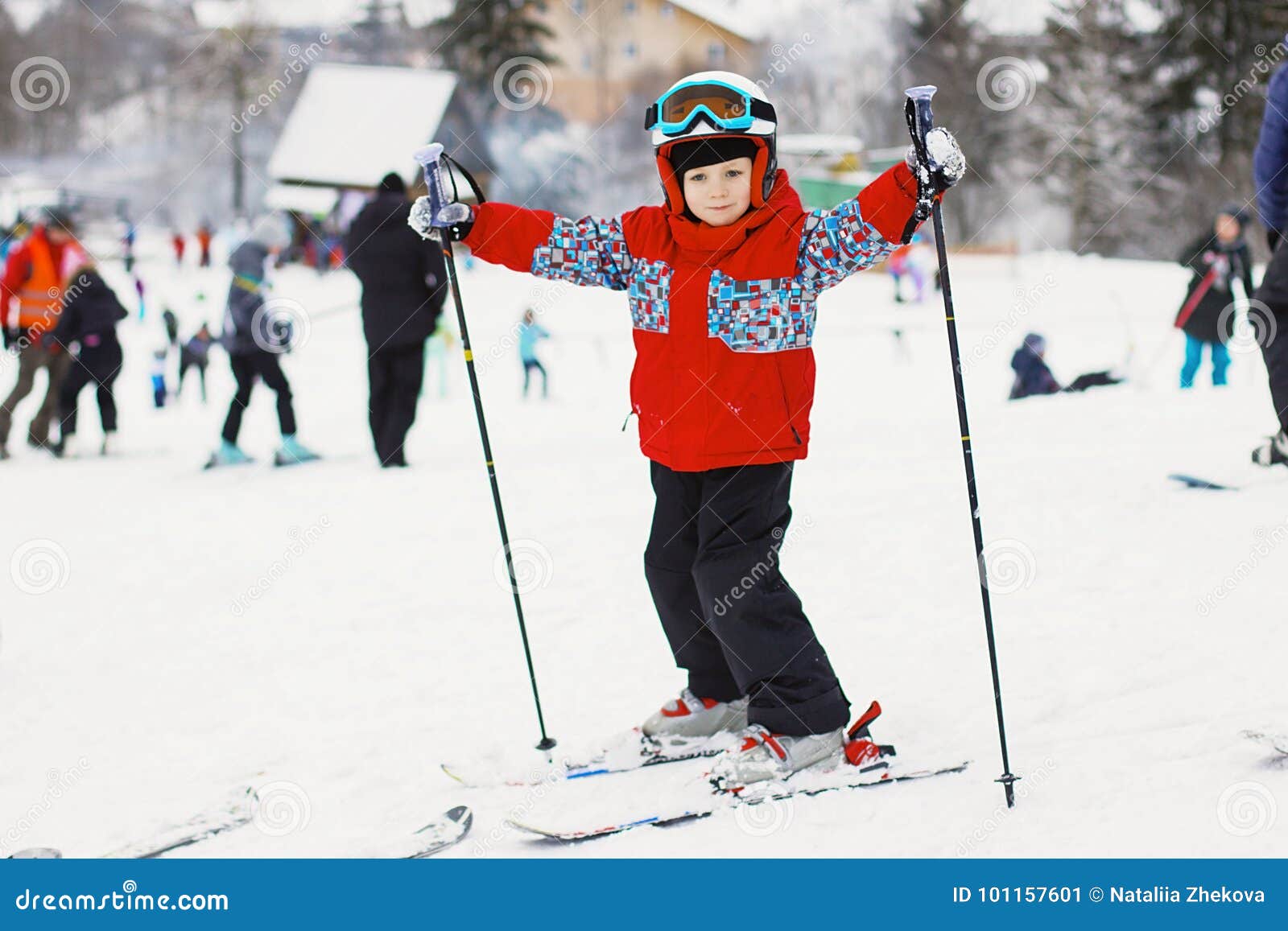 Маленькие лыжники. Мальчик на лыжах. Маленький лыжник в шортах.