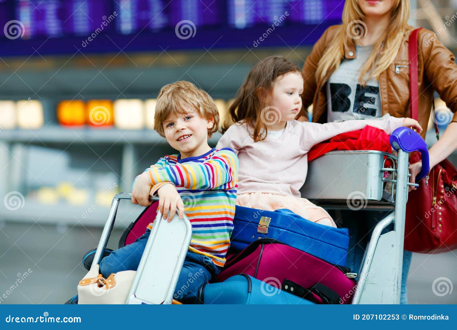 Автобус для детей. Картинка автобусной экскурсии для школьников. Дети на экскурсии. Детские экскурсии. Школьники на экскурсии.