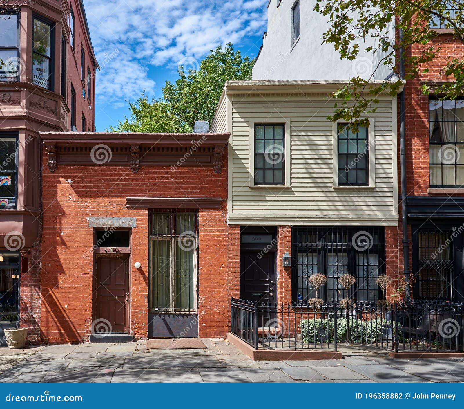 2 Маленьких дома на улице генри в Brooklyn Перевал нью-йорк Редакционное Фотография - изображение насчитывающей строя, структура: 196358882