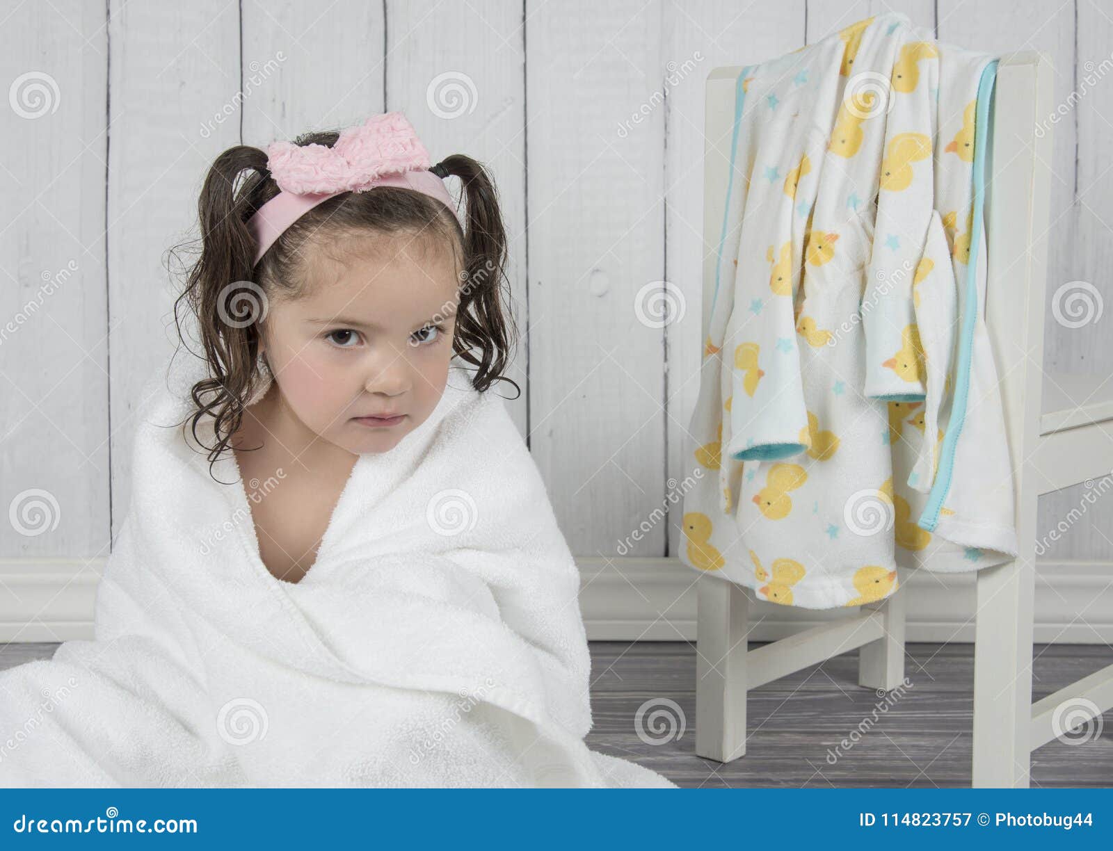 Сестра после ванной. Девочка в полотенце после ванны. Маленькая девочка после ванны. Ребенок в полотенце после ванны. Полотенце после душа детей.